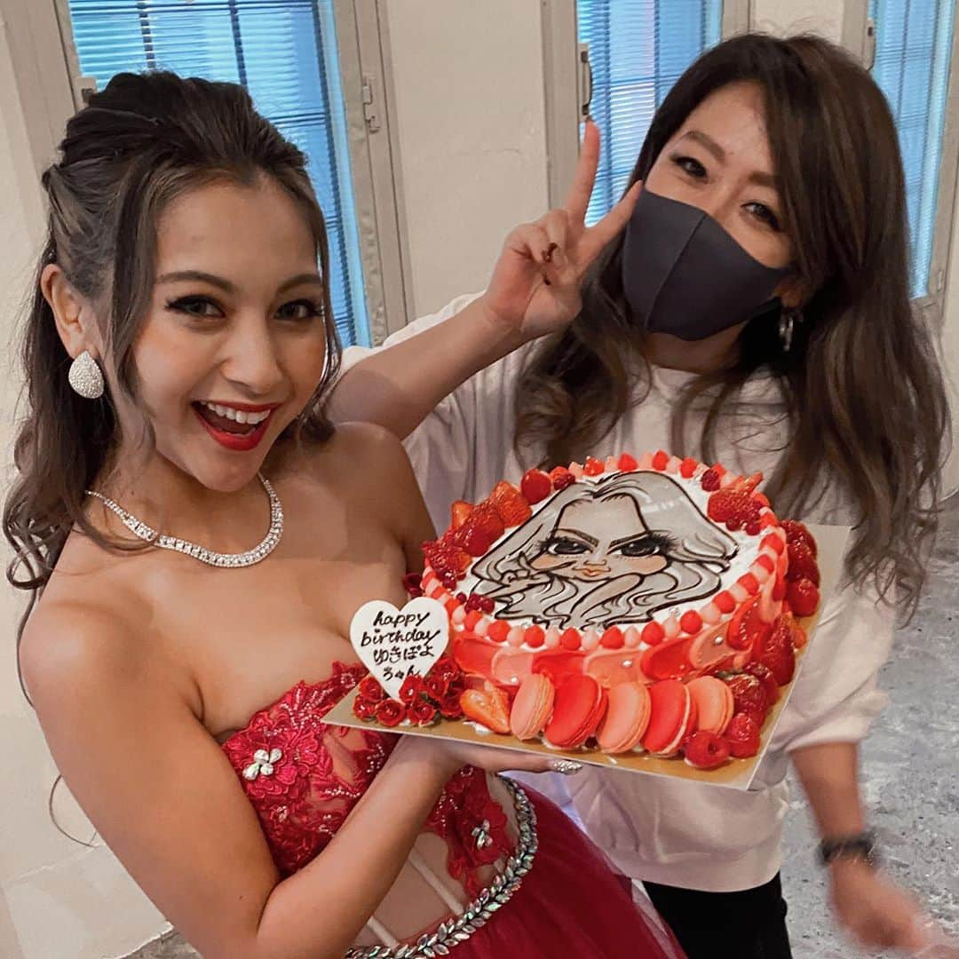 ゆきぽよさんのインスタグラム写真 - (ゆきぽよInstagram)「今年最初のフライングバースデーして頂きました🎂❤️. . . 何年もお世話になってる @ryuyu_dressshop 🥺❣️. . . 全然疲れてないのに休憩行ってきて！って. 言われたから渋々行って戻ったら. こんなに素敵なケーキとクラッカーで. 可愛いみんながお祝いしてくれた🥺❤️. . . 不意打ちすぎてほんとびっくり幸せ🥺❣️. . . 24歳になってもよろしくお願いしますLOVE❤️. . . 23歳ラストスパートやってこおすおーーーす！！. . .」10月11日 0時16分 - poyo_ngy