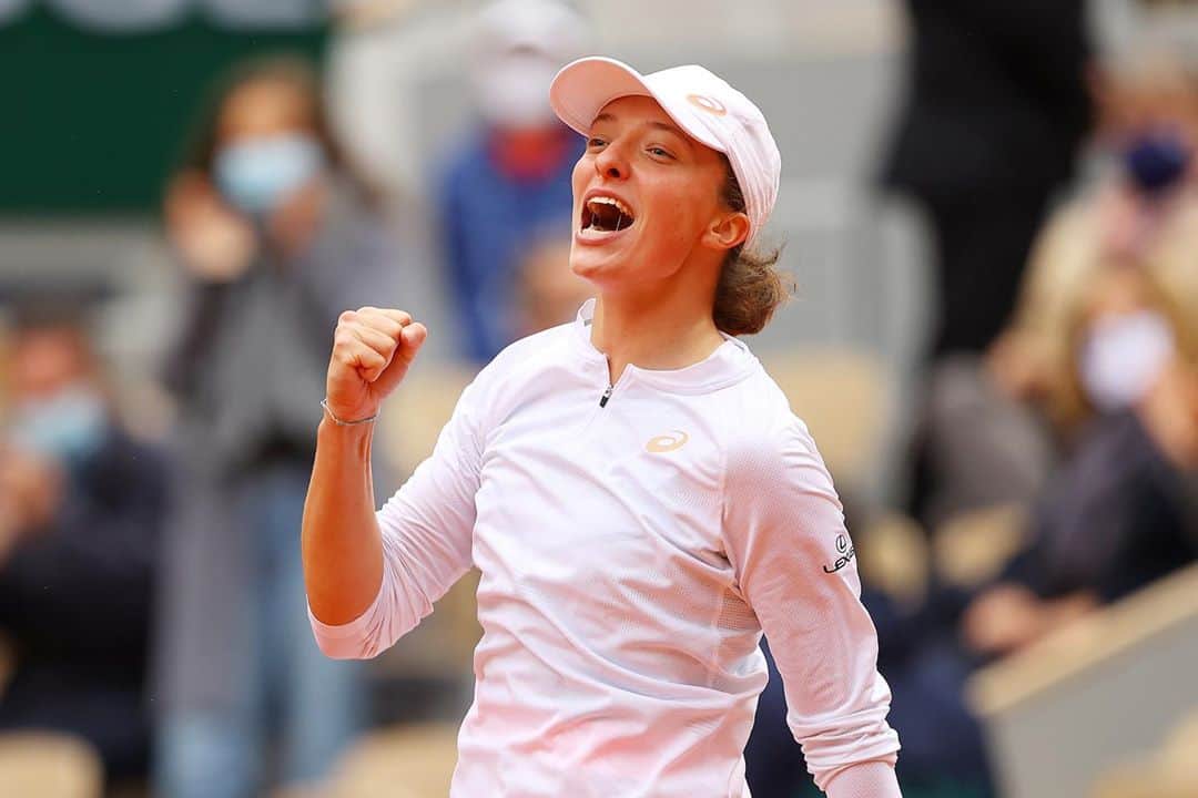 WTA（女子テニス協会）さんのインスタグラム写真 - (WTA（女子テニス協会）Instagram)「The winning moment 🤩 Take it all in @iga.swiatek! #RolandGarros」10月11日 0時15分 - wta