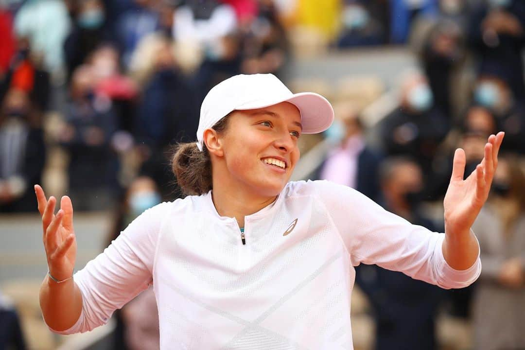 WTA（女子テニス協会）さんのインスタグラム写真 - (WTA（女子テニス協会）Instagram)「The winning moment 🤩 Take it all in @iga.swiatek! #RolandGarros」10月11日 0時15分 - wta