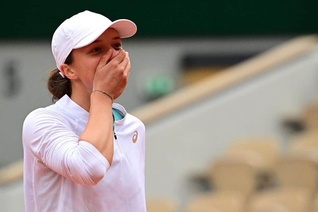 WTA（女子テニス協会）さんのインスタグラム写真 - (WTA（女子テニス協会）Instagram)「The winning moment 🤩 Take it all in @iga.swiatek! #RolandGarros」10月11日 0時15分 - wta