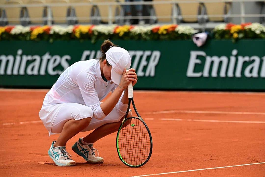 WTA（女子テニス協会）さんのインスタグラム写真 - (WTA（女子テニス協会）Instagram)「The winning moment 🤩 Take it all in @iga.swiatek! #RolandGarros」10月11日 0時15分 - wta