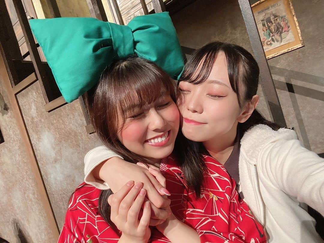 鈴木萌花さんのインスタグラム写真 - (鈴木萌花Instagram)「こんばんは☺︎﻿ ﻿ ﻿ 美晴さんと毎日撮ったんです〜﻿ いい写真がいっぱい撮れました〜﻿ ﻿ 優しくて可愛くてお芝居も大好きです☺︎💕﻿ ﻿ かわいがってくださったり、丁寧に教えて見守ってくださったり、ありがとうございました😭♡﻿ ﻿ ﻿ #ルフラン #五反田タイガー #澤田美晴 さん #アメフラっシ #座敷童子 役 #鈴木萌花」10月11日 0時12分 - amefurasshi_moeka_official_