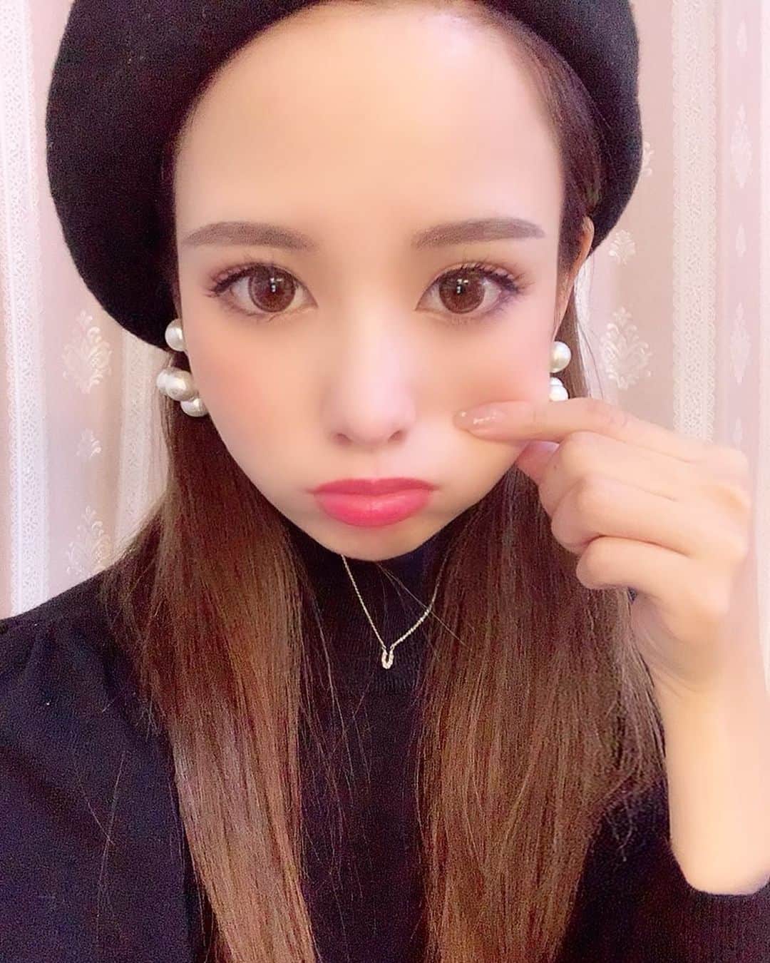 姫奈のインスタグラム：「. . ちょっと顔うざいけど載せる😚笑 . この写真の時の化粧品 めちゃくちゃ質問きてたので✨ リップはDior Addict 351 naturalNUDE 💄 アイシャドウはDiorのサンククルールクチュールの879 👀 . そして髪の毛も @rosa_jun.a313 くんに 暗めにしてもらってきたよ 💇🏻‍♀️❤️ いつも良い感じに仕上げてくれるの ✨ . . . #cosmetics #makeup #diormakeup」