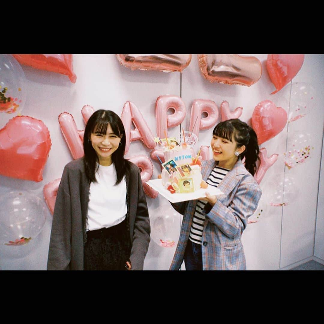 新井ひとみさんのインスタグラム写真 - (新井ひとみInstagram)「半年遅れのZOOM生誕祭❗️ ありがとうございました❤️ ＊ ＊ 最近は、みんなとお顔を見て話したり前みたいに特典会をしたりと言う事が出来ていなかったのでZOOM会が出来てワイワイお話ししたり出来て嬉しかったです❗️ ＊ ＊ 私のために素敵なサプライズを用意してくださったり、私は終始踊り桃ノ木さん所の木でした❤️あれ？笑 ＊ ＊ 沢山のおめでとうをありがとうございます✨ ＊ ＊ 途中でね！めいてぃんとスタッフさんがお祝いしてくれました✨素敵なケーキにブリキにタヌキに洗濯機です❤️あっ😂 ＊ ＊ 残りの半年も新井ひとみと80年代アイドル風新井にとみ、その他の新井ひとみをどうぞよろしくお願いします✨ ＊ ＊ #zoom #新井ひとみ　#東京女子流10周年 #ありがとうございます　#お誕生日　#ハッピーバースデー」10月11日 0時13分 - hitomi_tokyogirlsstyle