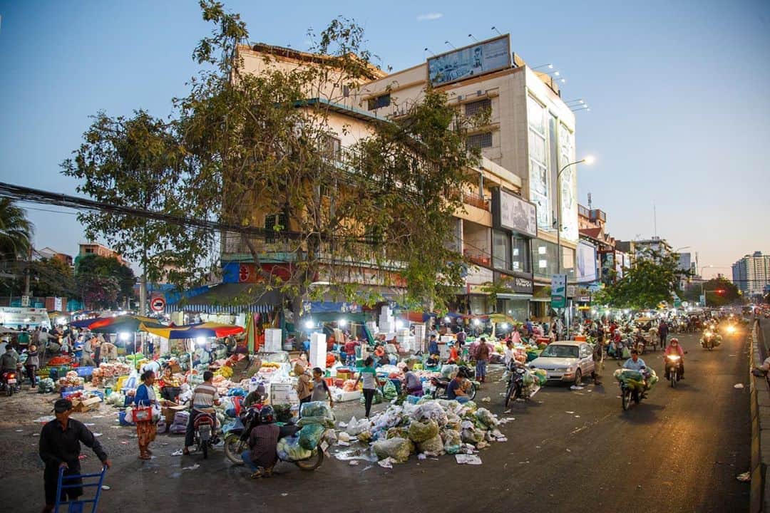 Shunsuke Miyatakeのインスタグラム：「People buying and selling fresh vegetables, fruits, meats, fish, and a lot of daily foods on a street around Phsar Derm Kor, a Citizen's kitchen in Phnom Penh」