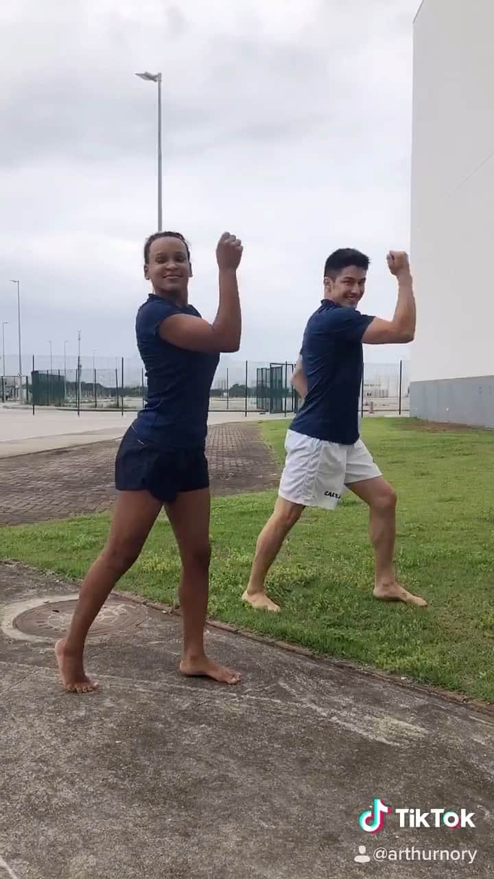 アルトゥール・オヤカワ・マリアノのインスタグラム：「Sabadou com dancinha e tiktok! @rebecarandrade está bom meu gingado??? Pois aprendi rapidinhoo! ❤️🔥  Pq choras @juliekima  Bom final de semana 🙏🏻 Tiktok #rebecaandrade4 . . #dance #tiktok #challenge #reels #melody #nonodancer」