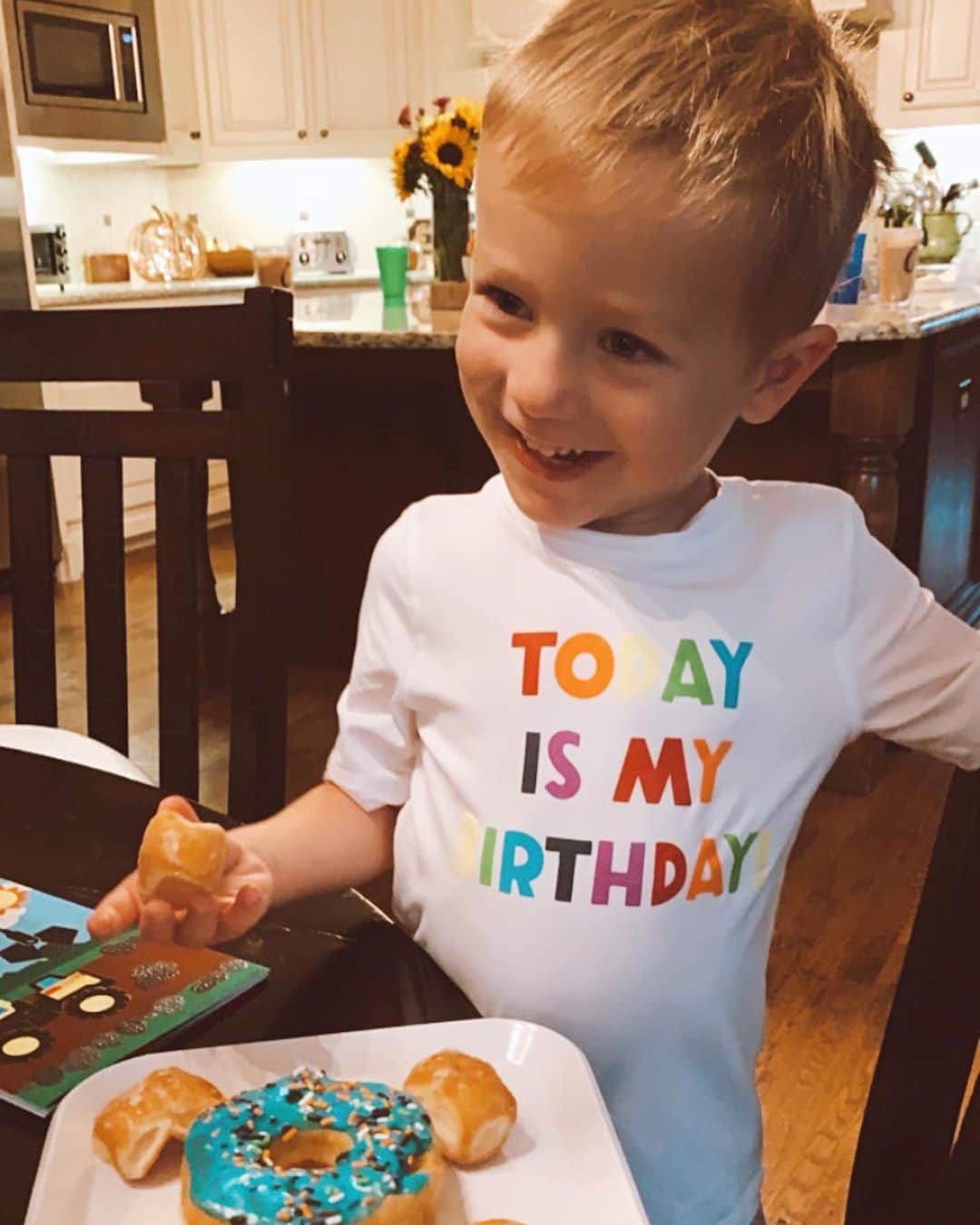 カーリー・パターソンのインスタグラム：「Happy 3rd Birthday to my precious baby boy who made me a mommy! I will always remember what we had to go through to finally hold you in our arms and I’m thankful everyday for the reminder that you are of God’s greatness and faithfulness in our life. You are so incredibly special and I’m thankful to be your mommy. I love you with every ounce of me Graham💙」