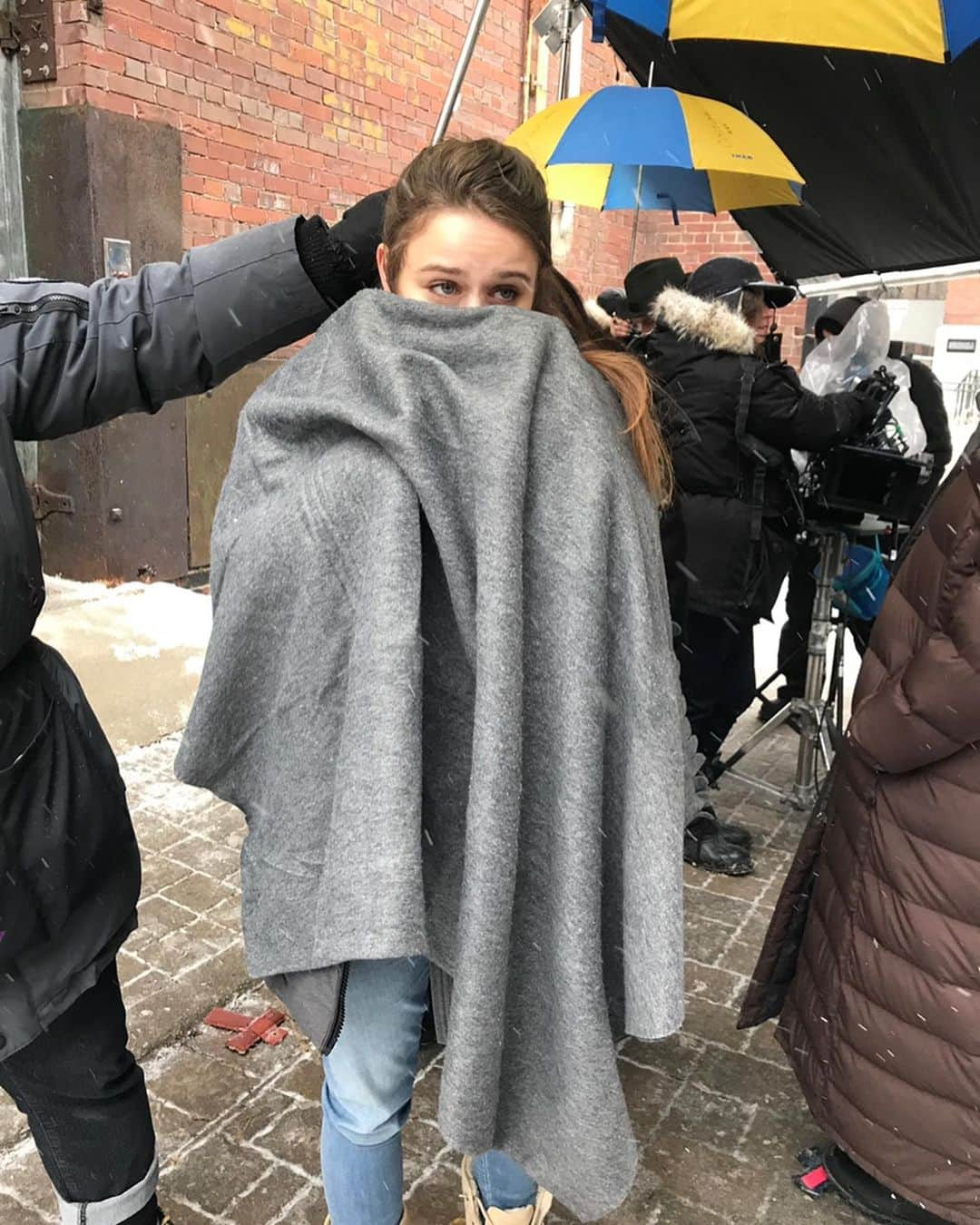 ジョーイ・キングさんのインスタグラム写真 - (ジョーイ・キングInstagram)「BTS of filming THE LIE!! These photos show just how much fun I had and how cold I was ALL THE TIME!! ❄️😂 bts pics are cool and all but I hope you watch our movie to see the real fun...and by fun I mean a gruesome mind game that’ll leave you holding your bowl of popcorn like😟  The Lie available on Amazon Prime now!    (Fun fact our movie was called Between Earth and Sky before it was called The Lie as you can see in the 2nd to last pic) (also fun fact..my hands and toes are still thawing out from filming this movie in a Toronto winter!) #veenasud #petersarsgaard #casanvar」10月11日 0時33分 - joeyking