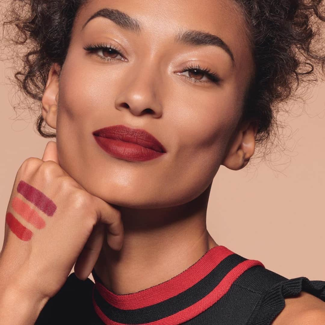 Clarins Canadaさんのインスタグラム写真 - (Clarins CanadaInstagram)「Are you mad for matte? Your lips will love the soft, creamy Natural Lip Perfector, now available in 4 velvety-matte shades! ⁣ Anaïs wears color 03 Velvet Rose and watched on her hand from top to bottom are: ⁣ 💋04 Velvet Raspberry ⁣ 💋01 Velvet Nude⁣ 💋02 Velvet Rosewood⁣ __________⁣ Vous êtes fou des finis mat ? Vos lèvres vont adorer l'Embellisseur Lèvres Mat, doux et crémeux et maintenant disponible en 4 teintes veloutées-mates !⁣ Anaïs porte la couleur 03 Velvet Rose et les swatch sur sa main sont de haut en bas : ⁣ 💋04 Velvet Raspberry ⁣ 💋01 Velvet Nude⁣ 💋02 Velvet Rosewood⁣ .⁣ .⁣ .⁣ #Clarins #ItsAllAboutYou #VelvetLips #ClarinsMakeup #Clarins #MatteLips」10月11日 0時30分 - clarinscanada