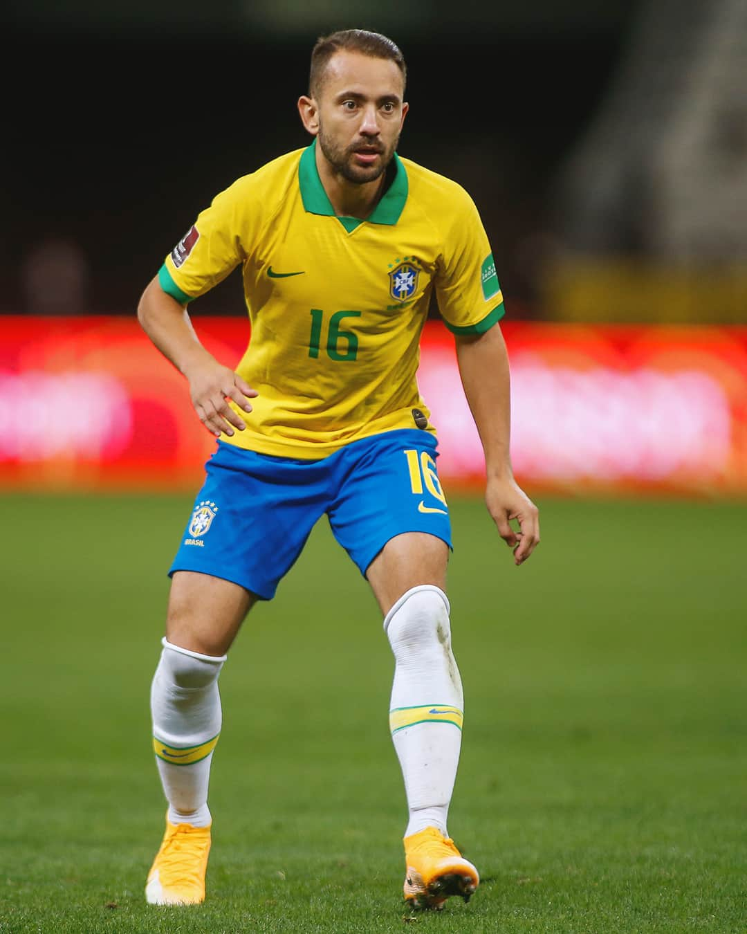 サッカー ブラジル代表チームさんのインスタグラム写真 - (サッカー ブラジル代表チームInstagram)「Como é bom reencontrar essa camisa amarela! 🇧🇷😍 #JogaBola ⠀ Fotos: @lucasfigfoto/CBF - Miguel Schincariol/CBF」10月11日 0時30分 - cbf_futebol