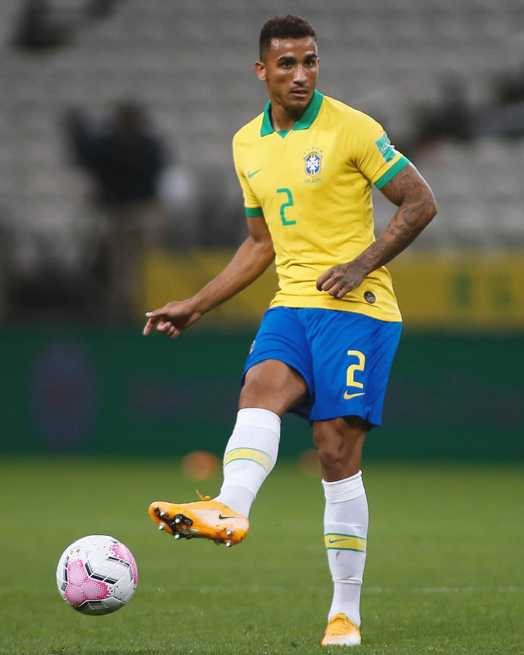 サッカー ブラジル代表チームさんのインスタグラム写真 - (サッカー ブラジル代表チームInstagram)「Como é bom reencontrar essa camisa amarela! 🇧🇷😍 #JogaBola ⠀ Fotos: @lucasfigfoto/CBF - Miguel Schincariol/CBF」10月11日 0時30分 - cbf_futebol