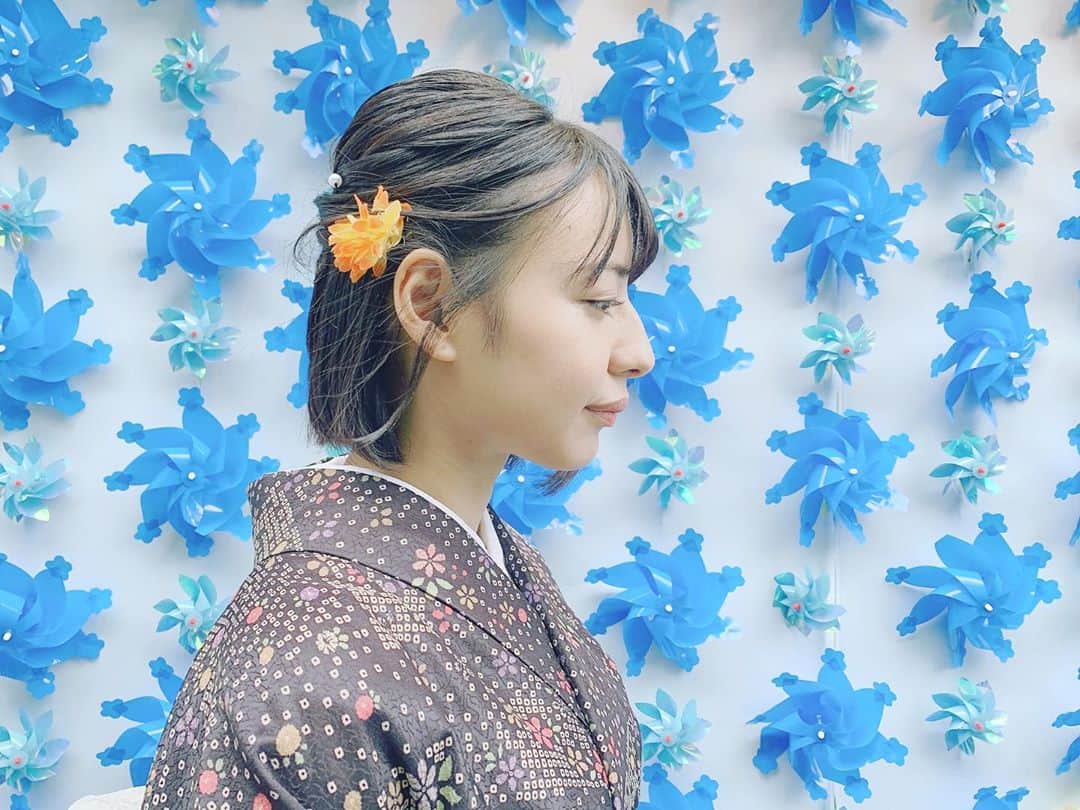 のインスタグラム：「・ ・ かざぐるま🌀 ・ ・ #浅草 #着物 #メロンパン #浅草グルメ #浅草観光 #着物レンタル #日本 #和服 #和 #被写体 #風 #ヘアアレンジ #浴衣ヘア #着物ヘア #iphone #instagood #instalike #followme #asakusa #japan #japanesegirl #kimono #travel #hairstyle」