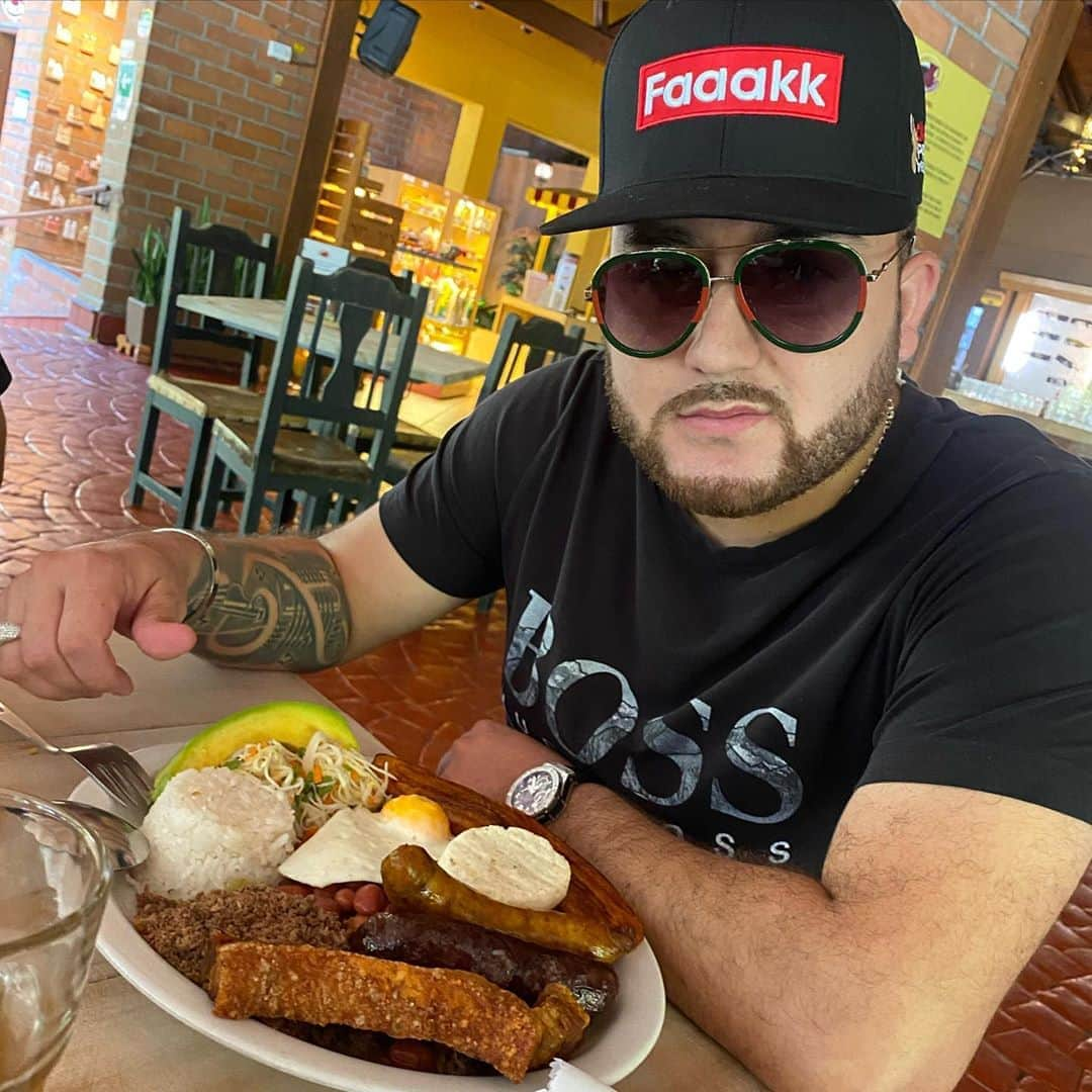 ケビン・オーティズさんのインスタグラム写真 - (ケビン・オーティズInstagram)「Aquí desayunando en el #elrancherito #bandejapaisa #medellincolombia 🇨🇴👌🏻」10月11日 0時42分 - kevinortizoficial