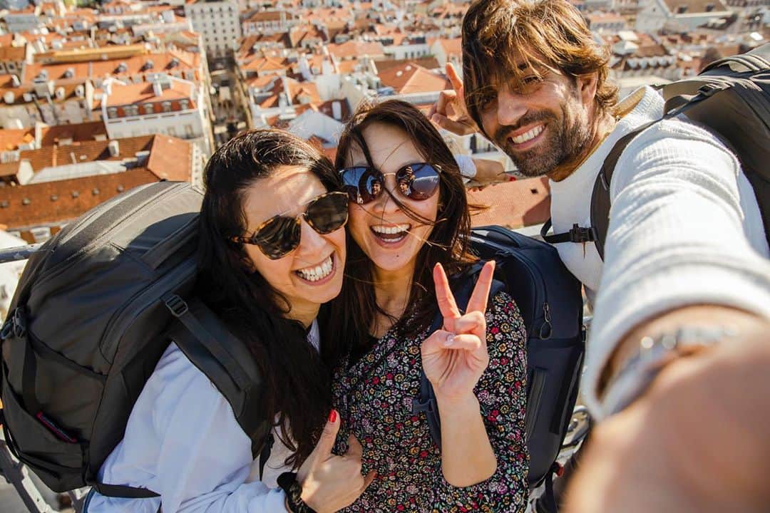 グレゴリーさんのインスタグラム写真 - (グレゴリーInstagram)「Old friends in new cities.   Location: Portugal 2019 Pack: Detour Adventure Travel Pack」10月11日 0時36分 - gregorypacks
