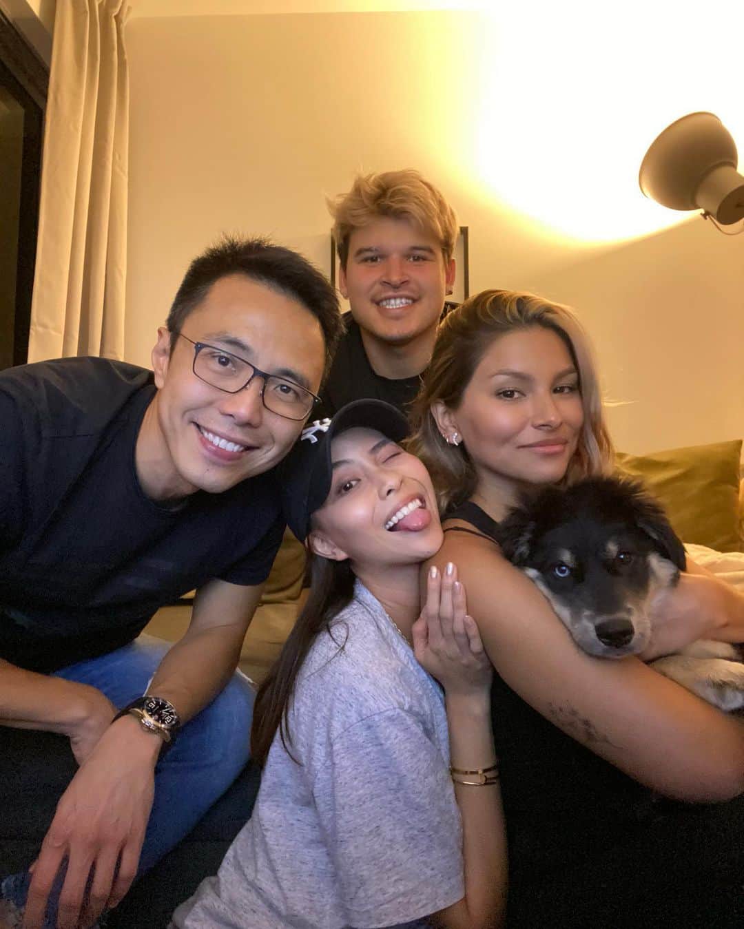 ソニアのインスタグラム：「What weekends are made of 💚 Swipe for the most hospitable dinner hosts - letting their guest clean up @deefadarling’s POOP. @jermsng said I had to do it to prove I am capable of keeping a doggo 🥵  Thank you for a phenomenal Thai dinner... let’s do this again Som Tam 🤤」