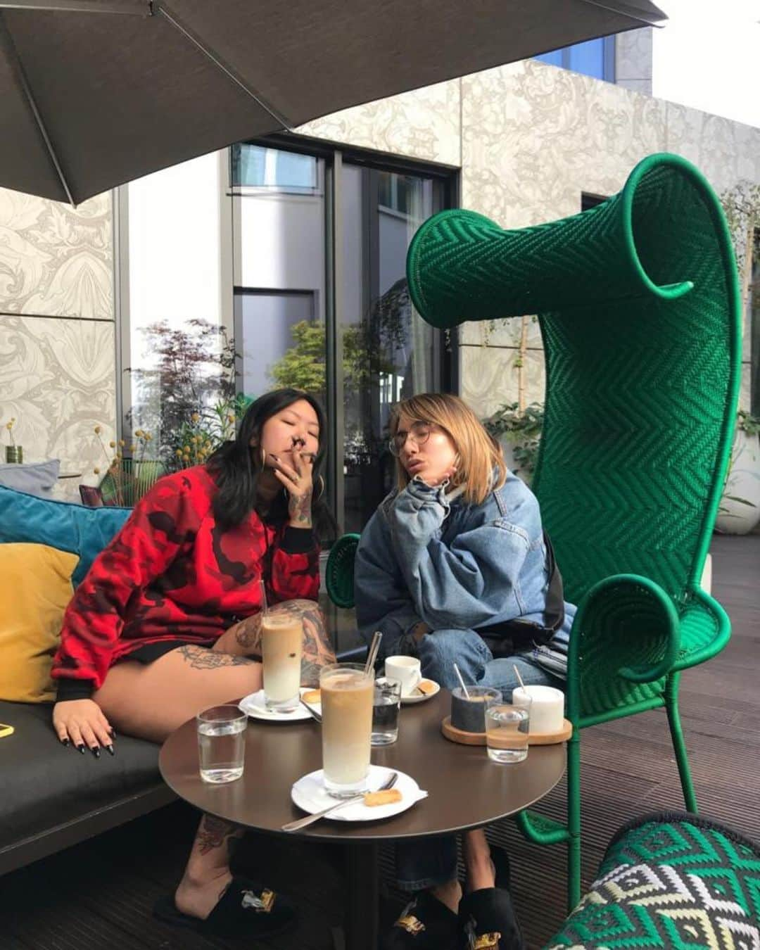 Janice Griffithさんのインスタグラム写真 - (Janice GriffithInstagram)「happy birthday to my dear and darling @connperignon, my bff, light of my life! i could wax on and on about how much i love you and our friendship and how known and fulfilled i feel or how amazing it is to grow with u but... u get the vibe. my baby my honey! we have more bad selfies or dumb vids than cute pics oops 🥰💕 now go give her money」10月11日 0時39分 - rejaniced