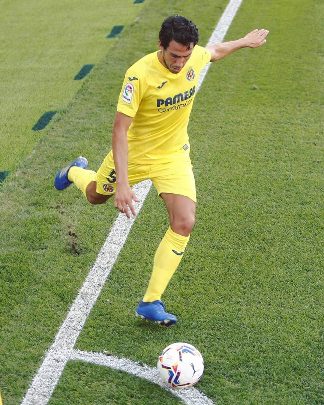 LFPさんのインスタグラム写真 - (LFPInstagram)「👟🔝 The brain of @villarrealcf: No player has made more passes (373) than @dani_parejo10 in #LaLigaSantander!  👟🔝 Un cerebro en #Villarreal: ¡Nadie ha dado más pases que #DaniParejo en #LaLiga Santander!  #Parejo #Football」10月11日 0時40分 - laliga