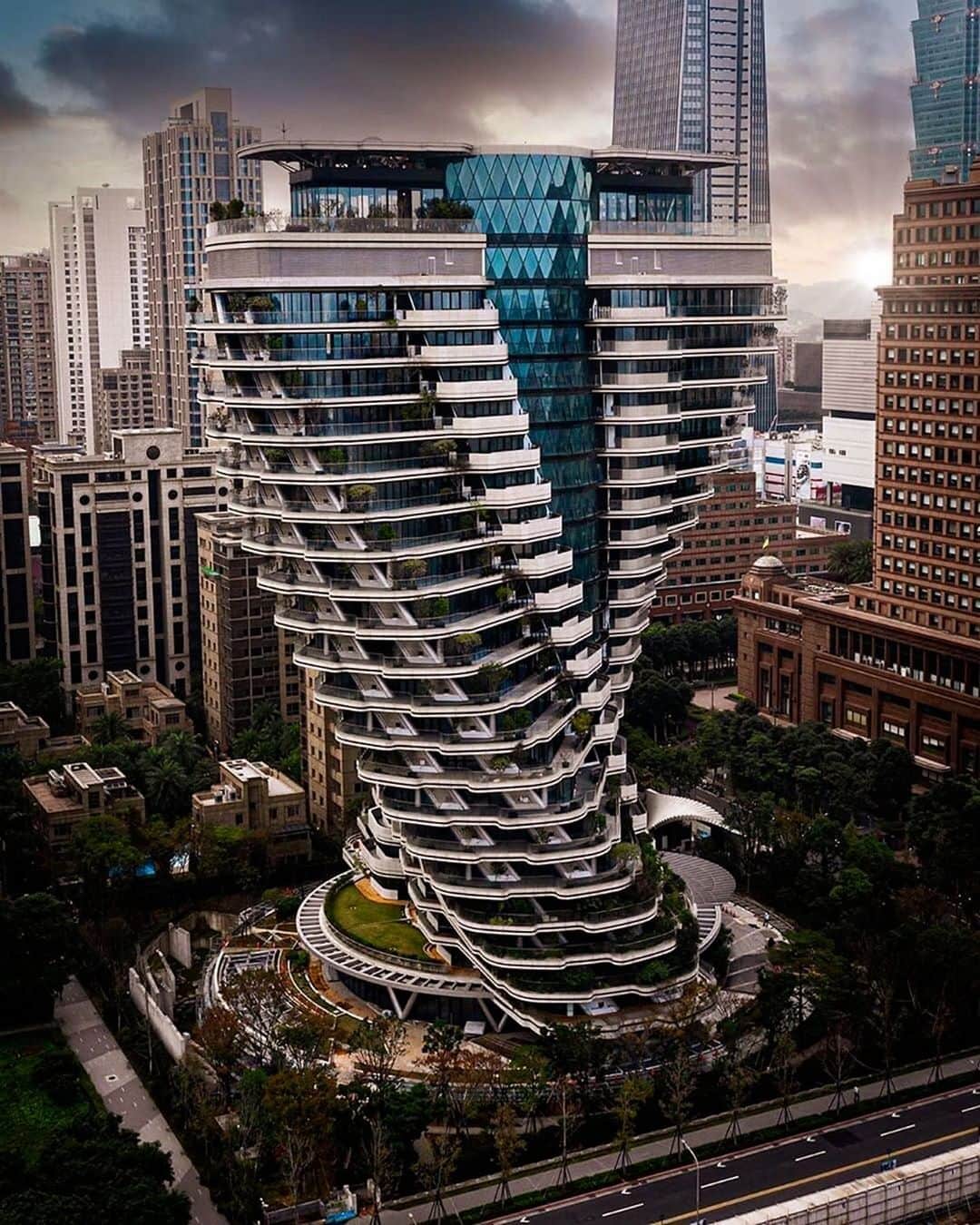 Architecture - Housesさんのインスタグラム写真 - (Architecture - HousesInstagram)「⁣ Amazing city #buildings.🏙⁣ 1,2,3,4,5 which one is your favorite?🖤⁣ Leave your comment below!⁣ _____⁣⁣⁣ 1)@vincentcallebautarchitectures, #Taiwan⁣ 2)@madarchitects, #China⁣ 3)@53w53, #Manhattan⁣ 4)antoniocitterio_patriciaviel , #Florida⁣ 5)@sparkarchitects, #Malasya⁣ #archidesignhome⁣ _____⁣ #architecture #arquitectura #citybuildings #tower #skyline #archilovers #amazingarchitecture #citytowers #modernistbuildings #modernistarchitecture #modernbuildings⁣⁣⁣」10月11日 0時50分 - _archidesignhome_