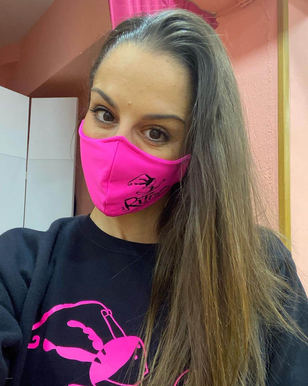 のインスタグラム：「Gracias a la gente que ha estado presente en la clase online de técnicas de expresión! Me encanta ver vuestras caras aunque sea desde la distancia...  Mi mascarilla 😷 me flipa y es “made in @ana_mmenendez “ una presidenta con mucha clase!!! Feliz fin de semana!! @gimnasioritmo  #gymnastics #fantastic #dancing #crazy #mascarillamolona #ritmo」
