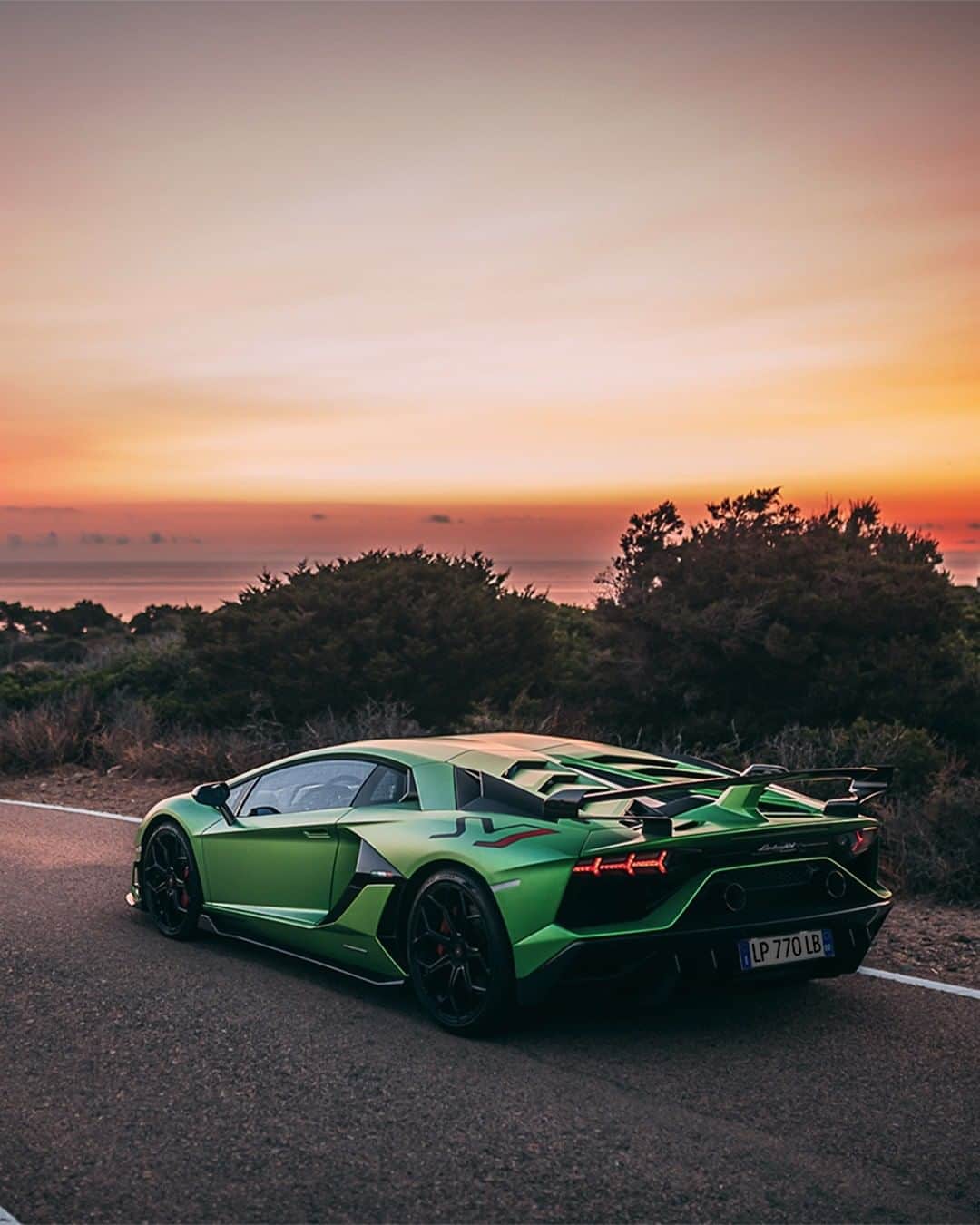 ランボルギーニさんのインスタグラム写真 - (ランボルギーニInstagram)「Nature and innovation. Two elements creating an amazing experience.  Where would you drive with this Aventador SVJ?  Photos by @stephan_bauer.  #Lamborghini #AventadorSVJ」10月11日 1時00分 - lamborghini