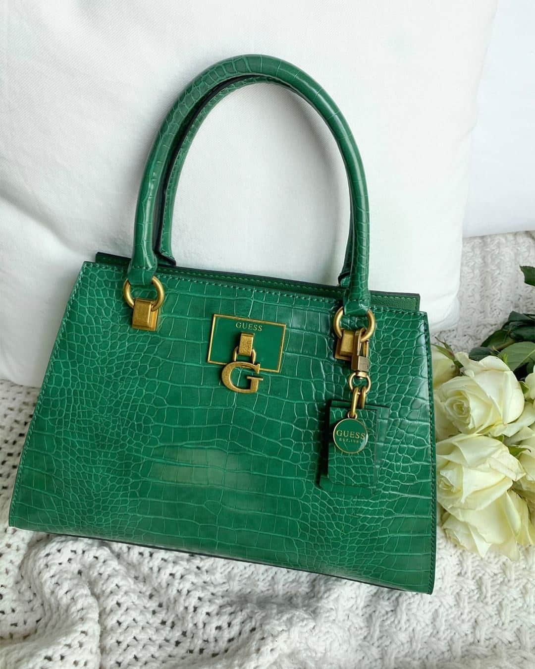 ゲスのインスタグラム：「our current crush: the stephi bag 💚 #NationalHandbagDay」