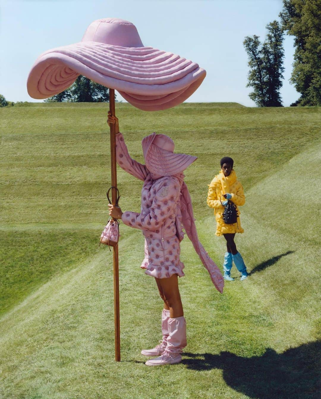 モンクレールさんのインスタグラム写真 - (モンクレールInstagram)「Stake in the ground.  Blown-out proportions, plumped-up forms and a giant down-filled hat as a parasol: it’s all in a day’s work for JW Anderson. #MONCLERJWANDERSON is available in stores and at Moncler.com.  #MONCLERGENIUS @JW_Anderson @Jonathan.Anderson  Photographer: Tyler Mitchell @TylersPhotos Stylist: @BenjaminBruno_ Set Designer: @andyhillmanstudio Production: @holmesproduction Models: @jesscole___ @craig.shimirimana Casting: @pg_dmcasting @samuel_ellis  Hair Stylist: @cyndiaharvey Makeup Artist: @hiromiueda Manicurist: Amy Quashie」10月11日 1時00分 - moncler