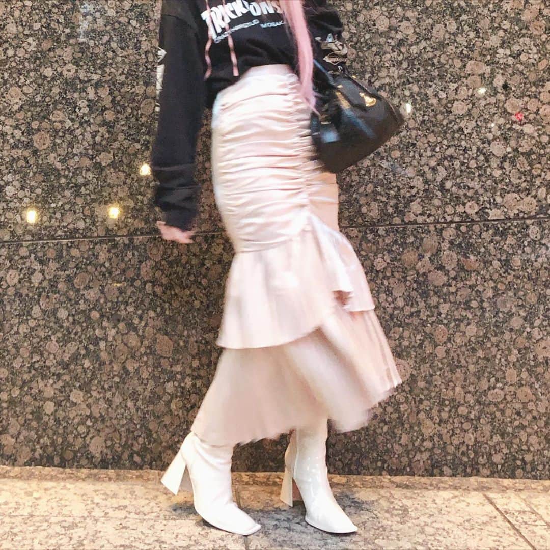 胡桃兎愛のインスタグラム：「ゆるく×綺麗目の組み合わせすきだ♡ usedで見つけたクロコのヴィヴィアンのバッグ何度見ても可愛いなぁ、、涙」