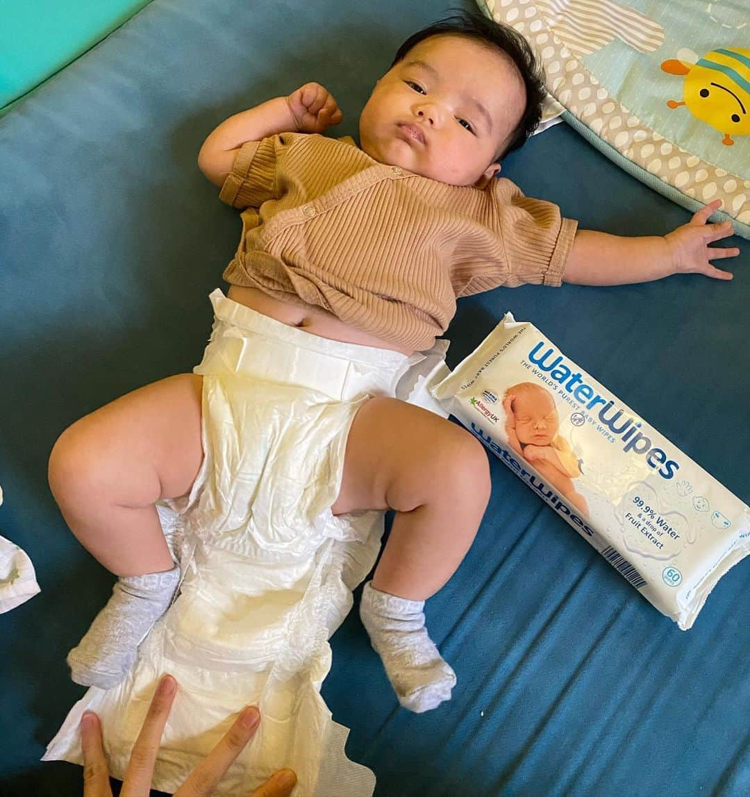 Iya Villaniaさんのインスタグラム写真 - (Iya VillaniaInstagram)「Who else changes a diaper like this?  Put the clean diaper underneath the dirty diaper first before making the change so that should baby poop or pee in that split second you remove the dirty diaper, at least you’ve got the one underneath to catch it! 😆  I’ve never really seen anyone else do this but it was a strategy I came up with since Primo and so far it’s saved me from major accidents 😂 Try it!  Also, glad I’ve discovered @waterwipesphilippines! I used to use cotton and water for both Primo and Leon as infants but these WaterWipes are convenient and even safer to use and when you’re a mama, really, it’s all about convenience and safety ❤️  #ChooseWaterWipes #WorldsPurestBabyWipes」10月11日 11時55分 - iyavillania