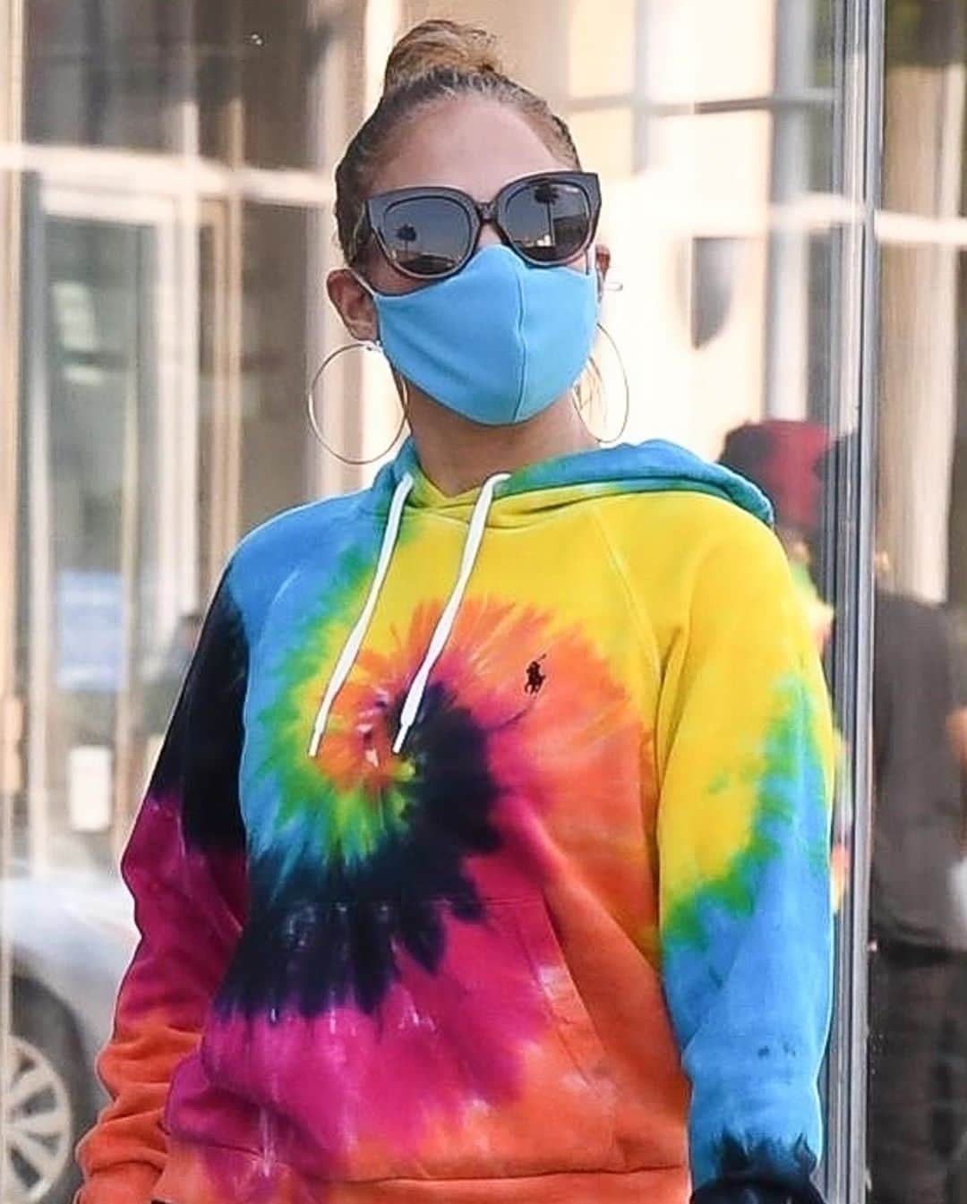 Just Jaredさんのインスタグラム写真 - (Just JaredInstagram)「@jlo rocks a rainbow tie-dyed outfit while out shopping on Rodeo Drive! #JenniferLopez Photos: Backgrid」10月11日 11時50分 - justjared
