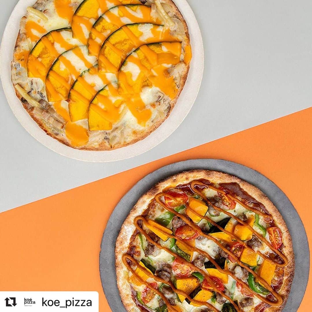 コエのインスタグラム：「. ＼10/5 on sale！／  岡山産えびすかぼちゃを使用した 濃厚な２種のピッツァが発売！  ○岡山産えびすかぼちゃのグラタンピッツァ ¥1,800+tax  ○岡山産えびすかぼちゃのカレーピッツァ　¥1,800+tax  期間限定メニュー🎃 ぜひおためしください！ . . 🍕koe pizza open：2020.6.19 fri address：岡山県岡山市北区石関町7 石山公園内 opening hours：october AM10:00-PM20:00 ※イベント時変動 closed：水・木 . . ＊koe pizzaでは、開放的な空間に加えて 手洗いの徹底やマスクの着用、ソーシャルディスタンスの確保など感染防止対策を徹底の上、営業いたします。 ＊ご予約は、お電話または食べログでも承っております。 . #koe #koepizza #ethical #pizza #okayama #okayamapizza #okayamacafe #diningout #domainetetta #コエ #コエピザ #ピザ  #エシカル  #岡山 #岡山カフェ #岡山レストラン#岡山ピザ #岡山ランチ #地産地消 #吉田牧場 #チーズメルト #石山公園 #岡山城 #後楽園 #ダイニングアウト #長場雄 #萬代基介 #岡山産えびすかぼちゃ #グラタン #カレー」