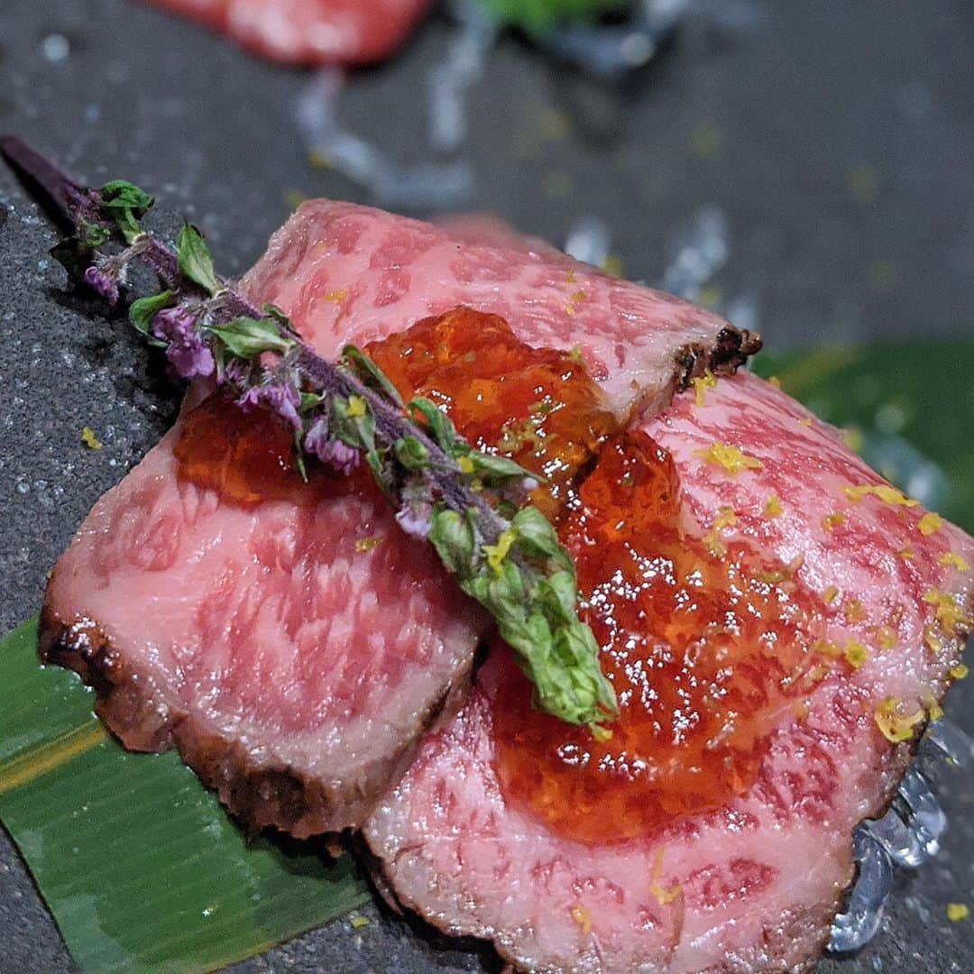 大見さなえさんのインスタグラム写真 - (大見さなえInstagram)「『尾崎牛焼肉 銀座 ひむか』🥩﻿ 幻の和牛"尾崎牛"専門焼肉店☺️﻿ ﻿ 宮崎県産黒毛和牛で生食用牛肉取扱認可を取得しているから﻿ 新鮮なユッケやお刺身と生でも食べられる🤤💓﻿ ﻿ 尾崎牛の生肉は噛むほどに旨味がじわじわ出てきた🥺🥩﻿ タンの分厚さもたまらん！！﻿ ﻿ コース内容﻿ •キムチとナムルの盛り合わせ﻿ •本日のサラダ﻿ •生肉前菜2種﻿ •ひむか厚切りタン﻿ •尾崎牛とA5黒毛和牛の特選5種盛り合わせ﻿ •尾崎牛サーロインのすき焼き﻿ •お食事(冷麺)﻿ •甘味 (パンプキンアイス選択)﻿ ﻿ 店内は和な雰囲気で2人から個室あり！﻿ 東急プラザ銀座の11階にあって眺めも良くデートや接待にも🙆‍♀️🌃﻿ ﻿ ーーーーーーーーーーーーーーーーー﻿ ﻿ エリア　銀座駅より徒歩1分﻿ ☎︎ 050-5592-2109﻿ ﻿ 営業時間﻿ 平日：11-16：00（15：00LO）17：00-23：00（22：00LO）﻿ 土日祝：11:00〜23:00(L.O.22:00)﻿ ﻿ 日曜営業﻿ 定休日﻿ 不定休(東急プラザ銀座に準ずる)﻿ ﻿ 予算﻿ Dinner￥10,000～￥14,999﻿ Lunch￥3,000～￥3,999﻿ ﻿ #尾崎牛焼肉 #尾崎牛焼肉ひむか #焼肉﻿ #ひむか #タン #厚切りタン #和牛」10月11日 11時52分 - tabe_megumi