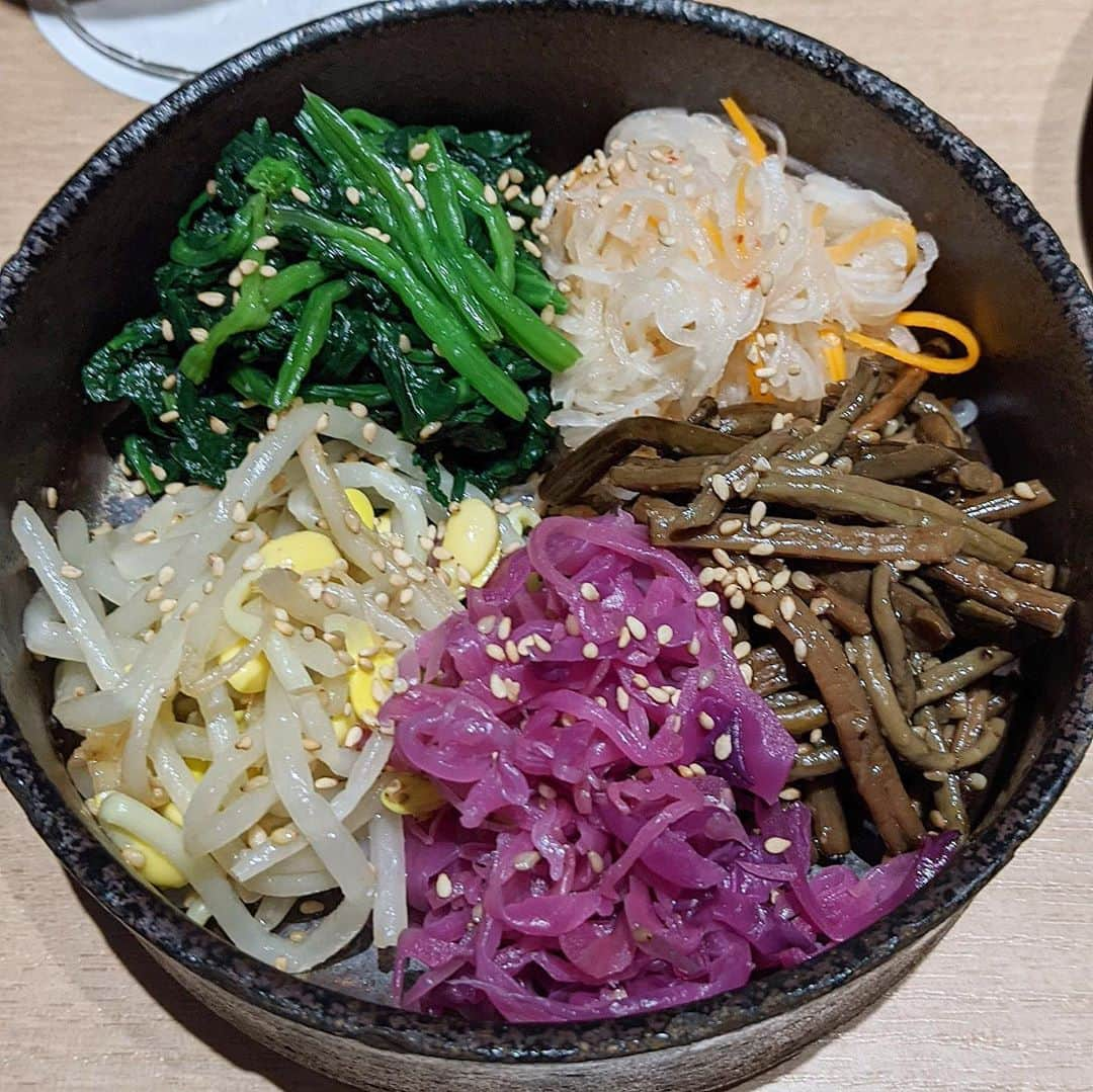 大見さなえさんのインスタグラム写真 - (大見さなえInstagram)「『尾崎牛焼肉 銀座 ひむか』🥩﻿ 幻の和牛"尾崎牛"専門焼肉店☺️﻿ ﻿ 宮崎県産黒毛和牛で生食用牛肉取扱認可を取得しているから﻿ 新鮮なユッケやお刺身と生でも食べられる🤤💓﻿ ﻿ 尾崎牛の生肉は噛むほどに旨味がじわじわ出てきた🥺🥩﻿ タンの分厚さもたまらん！！﻿ ﻿ コース内容﻿ •キムチとナムルの盛り合わせ﻿ •本日のサラダ﻿ •生肉前菜2種﻿ •ひむか厚切りタン﻿ •尾崎牛とA5黒毛和牛の特選5種盛り合わせ﻿ •尾崎牛サーロインのすき焼き﻿ •お食事(冷麺)﻿ •甘味 (パンプキンアイス選択)﻿ ﻿ 店内は和な雰囲気で2人から個室あり！﻿ 東急プラザ銀座の11階にあって眺めも良くデートや接待にも🙆‍♀️🌃﻿ ﻿ ーーーーーーーーーーーーーーーーー﻿ ﻿ エリア　銀座駅より徒歩1分﻿ ☎︎ 050-5592-2109﻿ ﻿ 営業時間﻿ 平日：11-16：00（15：00LO）17：00-23：00（22：00LO）﻿ 土日祝：11:00〜23:00(L.O.22:00)﻿ ﻿ 日曜営業﻿ 定休日﻿ 不定休(東急プラザ銀座に準ずる)﻿ ﻿ 予算﻿ Dinner￥10,000～￥14,999﻿ Lunch￥3,000～￥3,999﻿ ﻿ #尾崎牛焼肉 #尾崎牛焼肉ひむか #焼肉﻿ #ひむか #タン #厚切りタン #和牛」10月11日 11時52分 - tabe_megumi