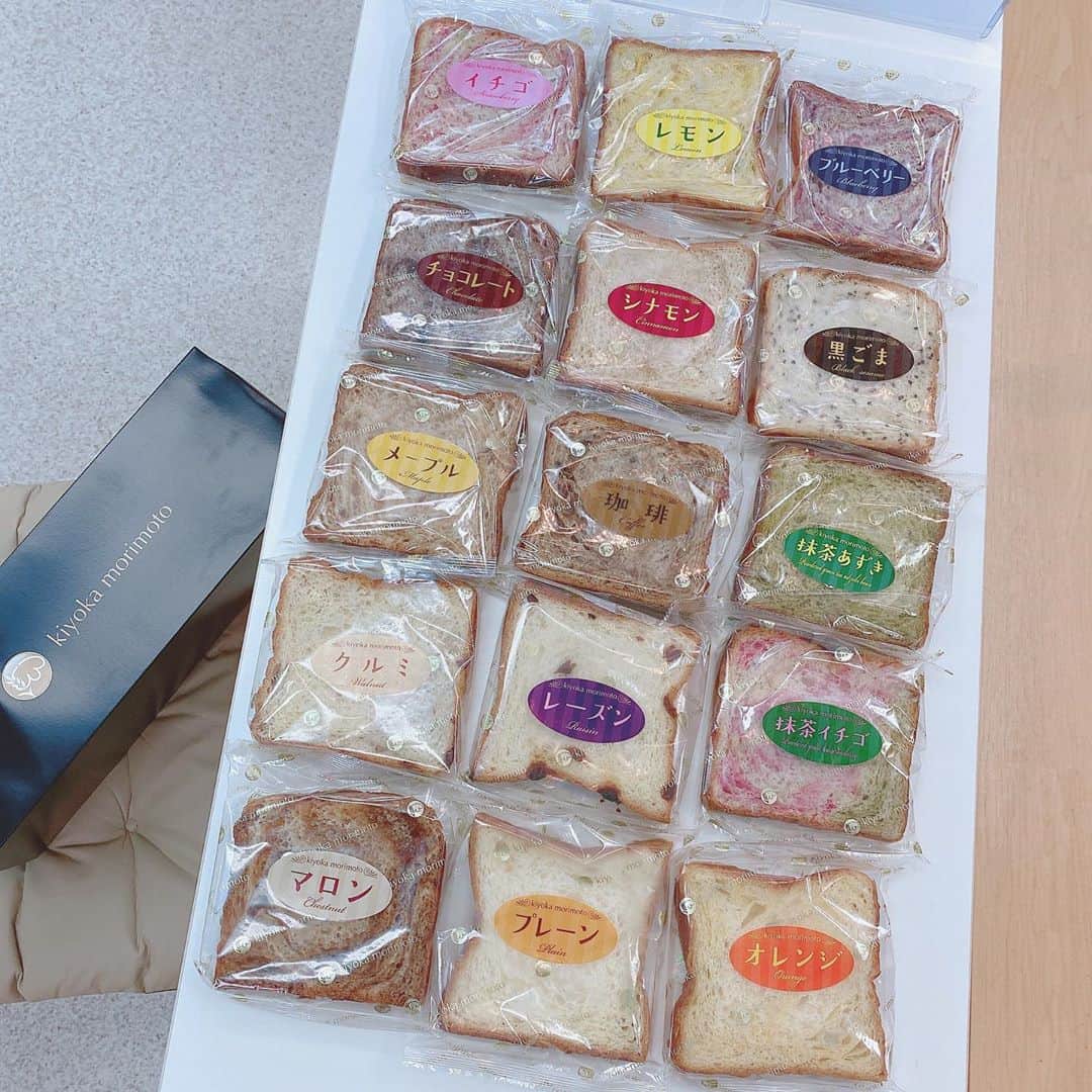 手束真知子さんのインスタグラム写真 - (手束真知子Instagram)「『クロワッサン食パン』が届きました❣️  バターをたっぷり練り込んだクロワッサンの生地を 食パンの型でふっくらと焼き上げた、新しい食感のパン何ですって❣️ 今回は15種類のフレーバーをセットで(´▽｀)✨✨  【フレーバー】 ・プレーン・レーズン・レモン・オレンジ・クルミ ・黒ごま・抹茶イチゴ・抹茶あずき・イチゴ・ブルーベリー ・シナモン・メープル・チョコレート・コーヒー・マロン  次の朝に何味を食べようか？決めてから寝るので、毎朝起きるのが楽しみになりました〜❤️❤️❤️  #kiyokamorimoto #キヨカモリモト #クロワッサン食パン #クロワッサン好き #おうちベーカリー #pr #トリドリベース」10月11日 10時27分 - machikotezuka