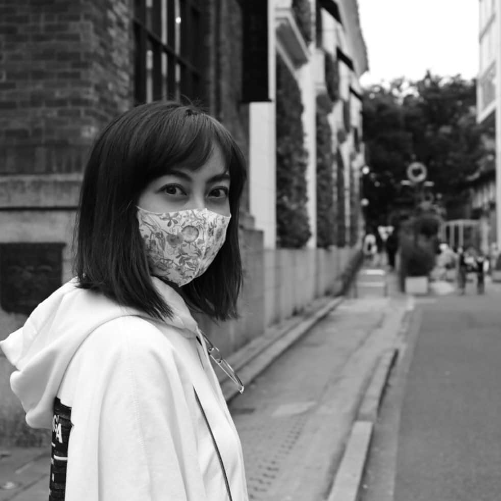 松山メアリさんのインスタグラム写真 - (松山メアリInstagram)「袖のラインが可愛い♪ やっと着れる〜って思ったこの日はまだちょっと暑かったけど新しい服を着る日はそれだけで楽しい☀️  #mm6  @mm6maisonmargiela」10月11日 10時22分 - marymatsuyama_official
