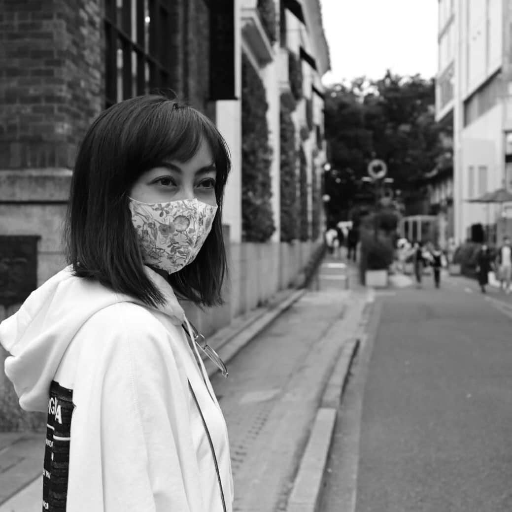 松山メアリのインスタグラム：「袖のラインが可愛い♪ やっと着れる〜って思ったこの日はまだちょっと暑かったけど新しい服を着る日はそれだけで楽しい☀️  #mm6  @mm6maisonmargiela」