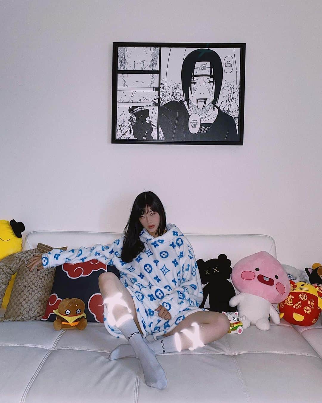 Emily Meiさんのインスタグラム写真 - (Emily MeiInstagram)「All i do on the weekend is stay home, watch anime, drink boba & laugh at memes. LESS FRIENDS, MORE COZY CLOTHES 🤟🏻 @vandythepink」10月11日 10時23分 - emily.ghoul