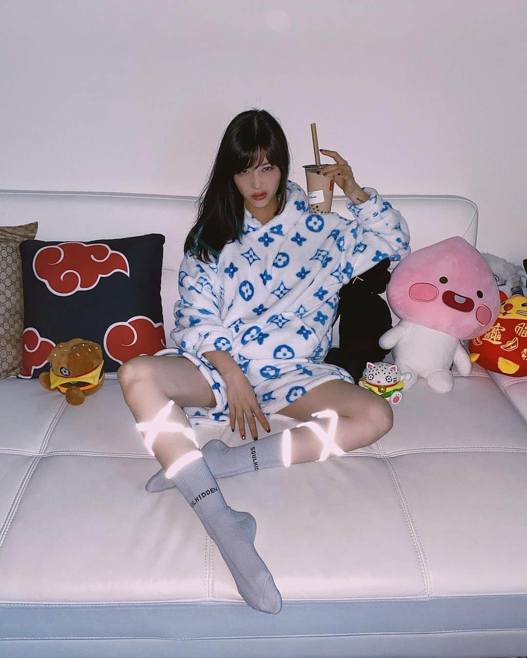 Emily Meiさんのインスタグラム写真 - (Emily MeiInstagram)「All i do on the weekend is stay home, watch anime, drink boba & laugh at memes. LESS FRIENDS, MORE COZY CLOTHES 🤟🏻 @vandythepink」10月11日 10時23分 - emily.ghoul