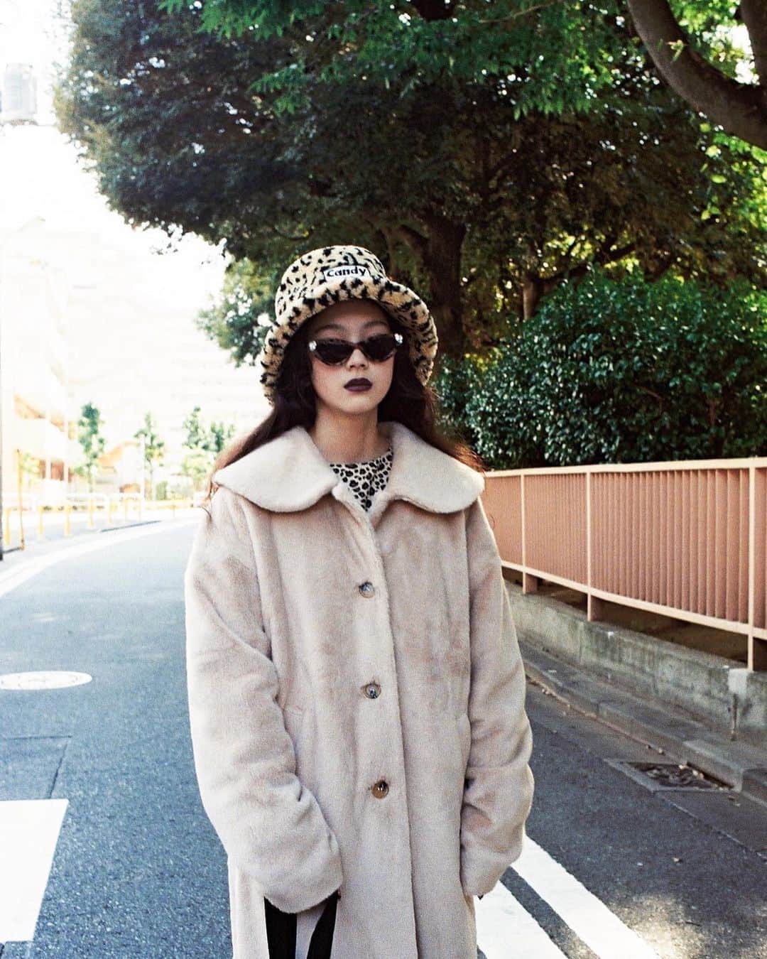 板橋よしえのインスタグラム：「. 𝐑𝐞𝐚𝐝𝐲 𝐭𝐨 𝐛𝐞 𝐡𝐮𝐠𝐠𝐞𝐝.  モデルを務めてくれた美絽ちゃんはなんとまだ中学生･･･！ ふとした表情が大人びていて、纏う空気に雰囲気があって、とっても惹き付けられてしまう♥  #candystripper  #candystripper_magazine」
