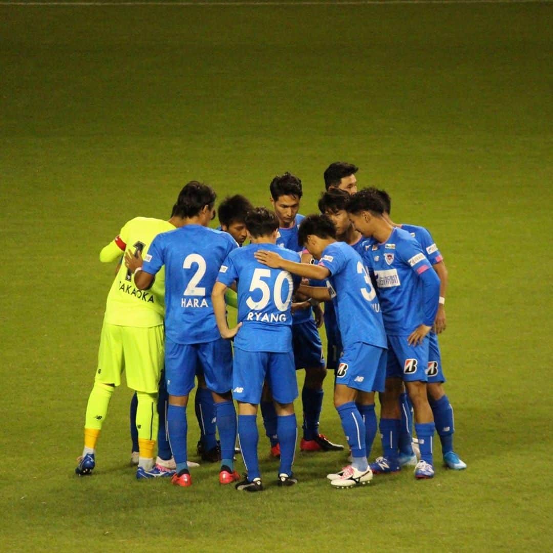 上杉あずさのインスタグラム：「. #サガン鳥栖 #円陣 💗💙 #ガンバ大阪 戦で #石井快征 選手が投入されて #円陣ダッシュ 🏃 ヒーロー感強めだった(✧Д✧)✨ サッカーの写真は相変わらず難しいけど、撮ってみて気が付くこといろいろあるかも。プレー中の選手達の姿勢の良さも👏🏻って、そりゃそうか！！！観てる時の姿勢も気を付けよう🤣⚽️ 湧いてくる勉強意欲を大切に日々成長やぁあああ！！！ #soccer #jleague #j1 #match #sagantosu #team #saga」
