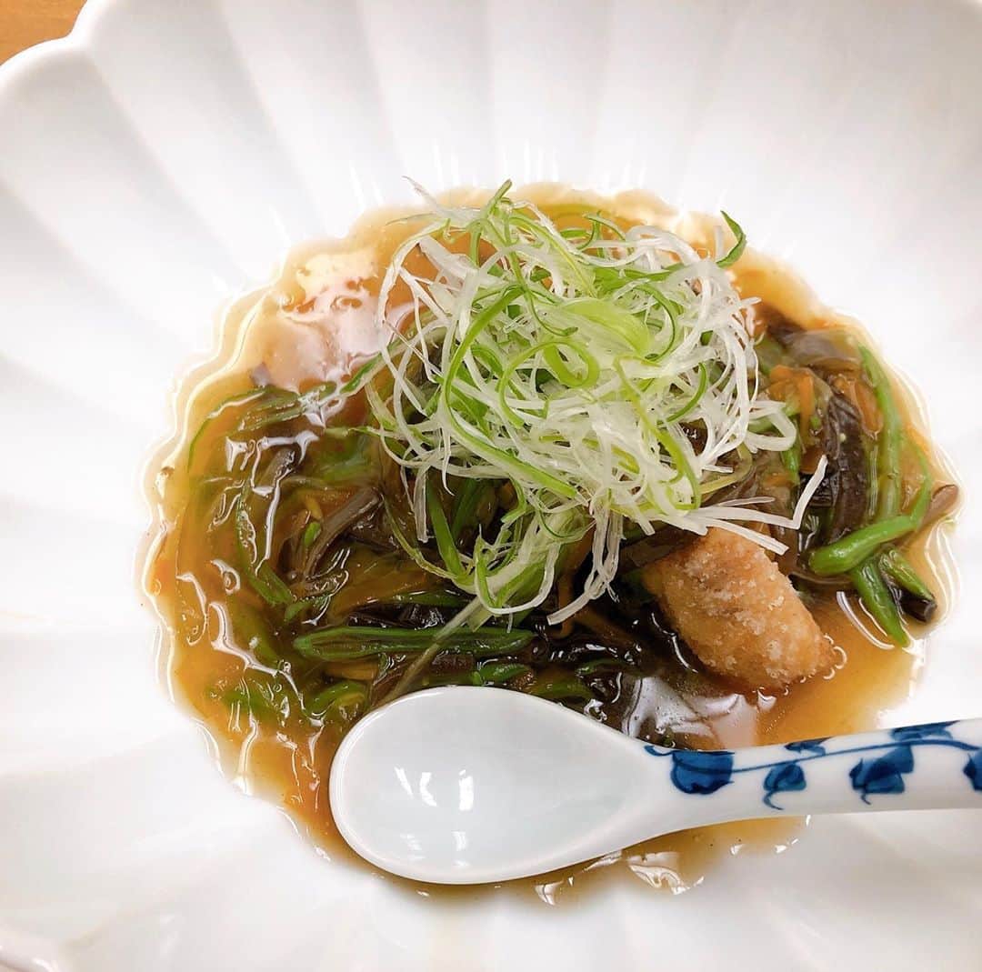 中島浩二さんのインスタグラム写真 - (中島浩二Instagram)「いやー、昨日は美味しい夜だっただすよー🤣🤣🤣  仕事の打合せも兼ねて、大牟田の友達と後輩と食事だったんだすが、料理が本当に美味しくて😊😊😊  せっかくだから、一品ずつ紹介するだすよ😊  まずは、蟹と野菜の和え物。これが、本当に上品で。先付けは、その日の料理を期待させる大切なもの。 つぎが、お刺身。ちなみに、白身はアラだすよー🤣 本当に、美味いだすー。赤身は軽く炙ったカツオ。イカは包丁が丁寧に入れられて、くちの中で程よく甘くって😊  お吸い物は、松茸分かるだすかー？ 松茸と蟹しんじょう。蓋を開けた途端に、香りが広がって、本当に素晴らしいだす😊  その後に、甘鯛の野菜餡掛けと、マナガツオの紅葉焼き。この紅葉焼きってのは、明太ソースで焼いてて、ご飯が欲しくなるだすー🤣🤣🤣 そして、牡蠣の天ぷらと鯨の刺身😊 いやー、本当に季節を丸ごと行っちゃっただすー🤣🤣🤣  ちなみにお店は、中洲の川沿いにある日本料理　石田だすー😊  あ、って思った人。そうだすよー、大牟田の先輩のお店なんだすー🤣🤣 昨日は、大牟田ずくしで楽しい夜だっただすー。」10月11日 10時37分 - koji_nakajiii