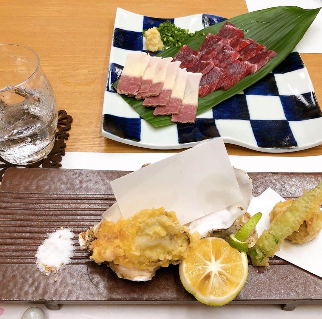 中島浩二さんのインスタグラム写真 - (中島浩二Instagram)「いやー、昨日は美味しい夜だっただすよー🤣🤣🤣  仕事の打合せも兼ねて、大牟田の友達と後輩と食事だったんだすが、料理が本当に美味しくて😊😊😊  せっかくだから、一品ずつ紹介するだすよ😊  まずは、蟹と野菜の和え物。これが、本当に上品で。先付けは、その日の料理を期待させる大切なもの。 つぎが、お刺身。ちなみに、白身はアラだすよー🤣 本当に、美味いだすー。赤身は軽く炙ったカツオ。イカは包丁が丁寧に入れられて、くちの中で程よく甘くって😊  お吸い物は、松茸分かるだすかー？ 松茸と蟹しんじょう。蓋を開けた途端に、香りが広がって、本当に素晴らしいだす😊  その後に、甘鯛の野菜餡掛けと、マナガツオの紅葉焼き。この紅葉焼きってのは、明太ソースで焼いてて、ご飯が欲しくなるだすー🤣🤣🤣 そして、牡蠣の天ぷらと鯨の刺身😊 いやー、本当に季節を丸ごと行っちゃっただすー🤣🤣🤣  ちなみにお店は、中洲の川沿いにある日本料理　石田だすー😊  あ、って思った人。そうだすよー、大牟田の先輩のお店なんだすー🤣🤣 昨日は、大牟田ずくしで楽しい夜だっただすー。」10月11日 10時37分 - koji_nakajiii