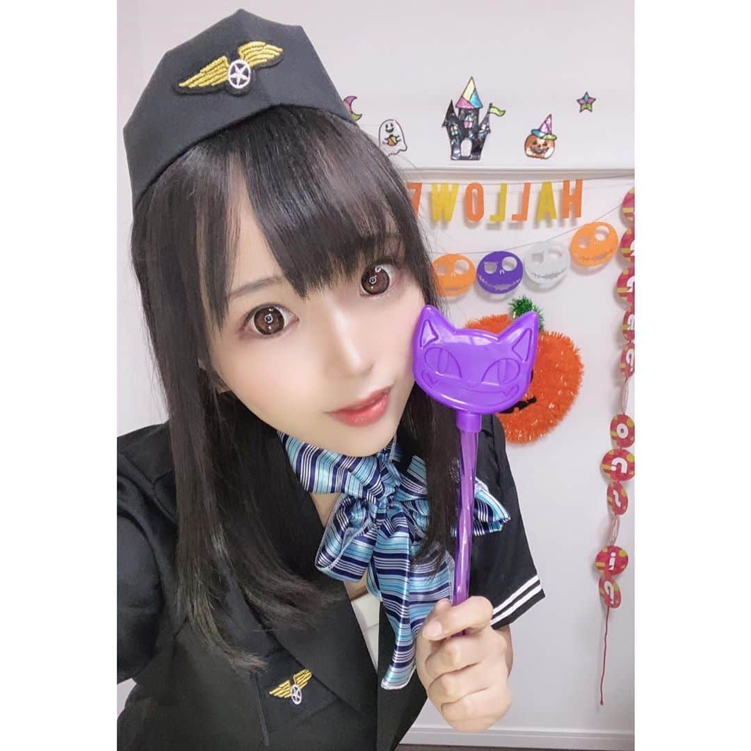 なつみさんのインスタグラム写真 - (なつみInstagram)「ハロウィン🎃コスプレ祭りVol.4💗 10月10日はCA(キャビンアテンダント)でした❤️  当機に一度ご搭乗された方は降りられませんよ〜🛫❣️ 一緒に素敵な旅を過ごしましょうね😘🎀  最近、同じバセドウ病の方や吃音症の方がいいねやフォローをしてくださいます。 私も配信中や仕事中、SNS上では元気そうに見せていますが、その他の時間はずっとベッドの上で寝たきりな状態で過ごしています😔少し家事をしただけでもすぐに息が上がり疲れ切ってしまいます😢 きっと、SNSというツールを通して同じ病気に苦しんでいる人を励ますことが、今の私に出来ることだと、そう信じて頑張り続けていきます🤗 また詳しく書こうと思いますので、同じご病気の方とお互いに励まし合えたら嬉しいです❣️ どうか、少しでも前向きに生きられますように🙏✨  #ライブ配信#Pococha#Pocochaライバー#ポコチャ#ライバー#バセドウ病#吃音症#過敏性腸症候群#八重歯#宅建士#宅建#宅地建物取引士#不動産営業#イギリス留学#🧢なつみ👻🍊Natsumi#コスプレ#CAコスプレ#CAコス#キャビンアテンダント#ハロウィンコス#ハロウィンコスプレ#アテンションプリーズ#洋楽#歴史韓ドラ」10月11日 10時40分 - natsumipeanuts