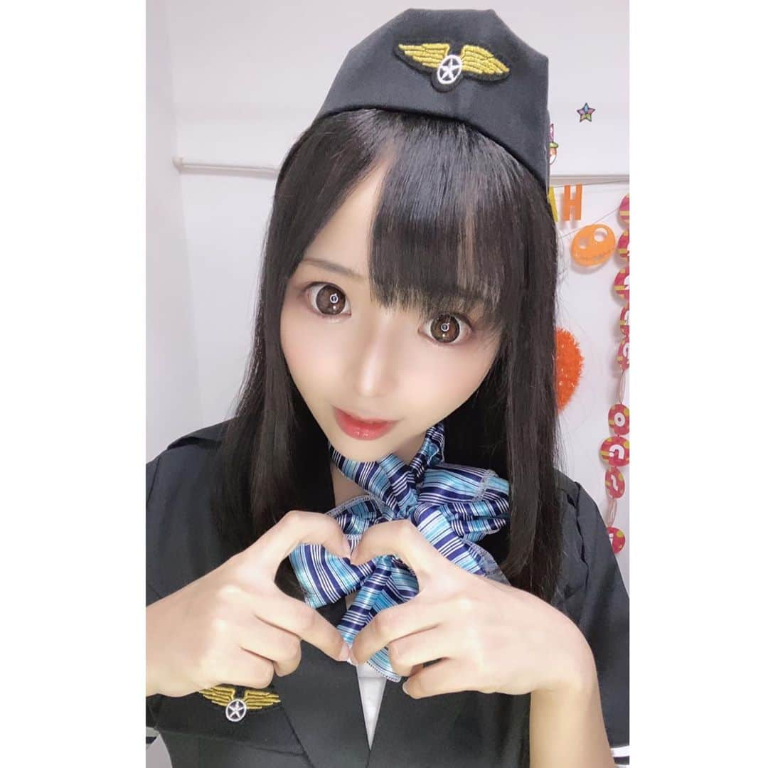 なつみさんのインスタグラム写真 - (なつみInstagram)「ハロウィン🎃コスプレ祭りVol.4💗 10月10日はCA(キャビンアテンダント)でした❤️  当機に一度ご搭乗された方は降りられませんよ〜🛫❣️ 一緒に素敵な旅を過ごしましょうね😘🎀  最近、同じバセドウ病の方や吃音症の方がいいねやフォローをしてくださいます。 私も配信中や仕事中、SNS上では元気そうに見せていますが、その他の時間はずっとベッドの上で寝たきりな状態で過ごしています😔少し家事をしただけでもすぐに息が上がり疲れ切ってしまいます😢 きっと、SNSというツールを通して同じ病気に苦しんでいる人を励ますことが、今の私に出来ることだと、そう信じて頑張り続けていきます🤗 また詳しく書こうと思いますので、同じご病気の方とお互いに励まし合えたら嬉しいです❣️ どうか、少しでも前向きに生きられますように🙏✨  #ライブ配信#Pococha#Pocochaライバー#ポコチャ#ライバー#バセドウ病#吃音症#過敏性腸症候群#八重歯#宅建士#宅建#宅地建物取引士#不動産営業#イギリス留学#🧢なつみ👻🍊Natsumi#コスプレ#CAコスプレ#CAコス#キャビンアテンダント#ハロウィンコス#ハロウィンコスプレ#アテンションプリーズ#洋楽#歴史韓ドラ」10月11日 10時40分 - natsumipeanuts