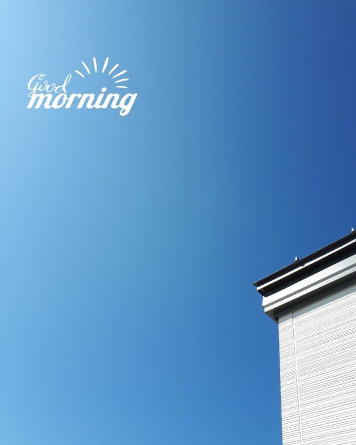 朝日住宅株式会社さんのインスタグラム写真 - (朝日住宅株式会社Instagram)「【本日の笠井展示場】  きょうは爽やかな青空が広がる屋上からの空の様子です。 10月に入り少し肌寒い日が続くようになると「いよいよ衣替えしなきゃ」という気持ちに なりますね。今日はお洗濯も良く乾きそうです☀ 新しい展示場🏠は全館空調だけではなく、【屋上】など見て頂きたいポイントがあります。  朝日住宅㈱　浜松笠井展示場　☎　0120-99-6938  皆さまのご予約、心よりお待ちいたしております。  #展示場 #屋上 #全館空調 #朝日住宅 #住宅 #住宅会社 #インテリア #マイホーム #マイホーム計画 #家づくり #新築 #一戸建て #注文住宅 #建売 #建売住宅 #規格住宅 #土地探し #リフォーム #アフターメンテナンス #高気密高断熱 #免疫住宅#イエスタグラム #暮らしを楽しむ #暮らしを整える #暮らしの工夫 #丁寧な暮らし #静岡県西部 #地域密着 #磐田 #浜松」10月11日 10時46分 - asahijutaku
