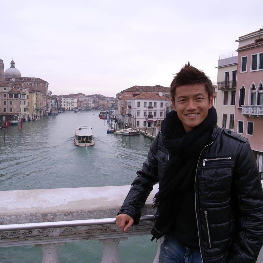 播戸竜二さんのインスタグラム写真 - (播戸竜二Instagram)「『なつかシリーズ⑦⑥』 ・ 2010年の始まり！ 天皇杯に優勝して、 イタリアへ🇮🇹 ・ 1年の疲れを癒し、 次のシーズンに向けて充電！ 唯一ゆっくりできる時間。 ・ 初めて行ったヴェネチアは、 水の都らしくサイコーやった！ ・ そしてサッカー！ インザーギがいたミランを応援⚽️ ・ ウイリー、森元さん。 もう長い付き合い。 ・ スペインのエスパニョールに🇪🇸 ・ これくらいからクラブ経営に興味が出てきて、ガンバのスタジアムのモデルになっているエスパニョールのスタジアムを視察。偉いさんにも話を聞く。 ・ 中村俊輔選手もいて、試合には出なかったけど、試合後1人で走ってるところを見て尊敬。こういう姿勢が素晴らしい！ ・ S級の研修で、上野優作さん、加藤望さん。現役だった狩野健太と、俊輔さんとゴハン！ ・ こういう出会いが海外のいいトコロ！ ・ 少しのオフを挟み、 さぁ、セレッソ大阪のシーズンです⚽️ ・ ・ #イタリア #最高の場所 #この頃から読書始めました #いろいろ勉強」10月11日 10時44分 - ryuji_bando