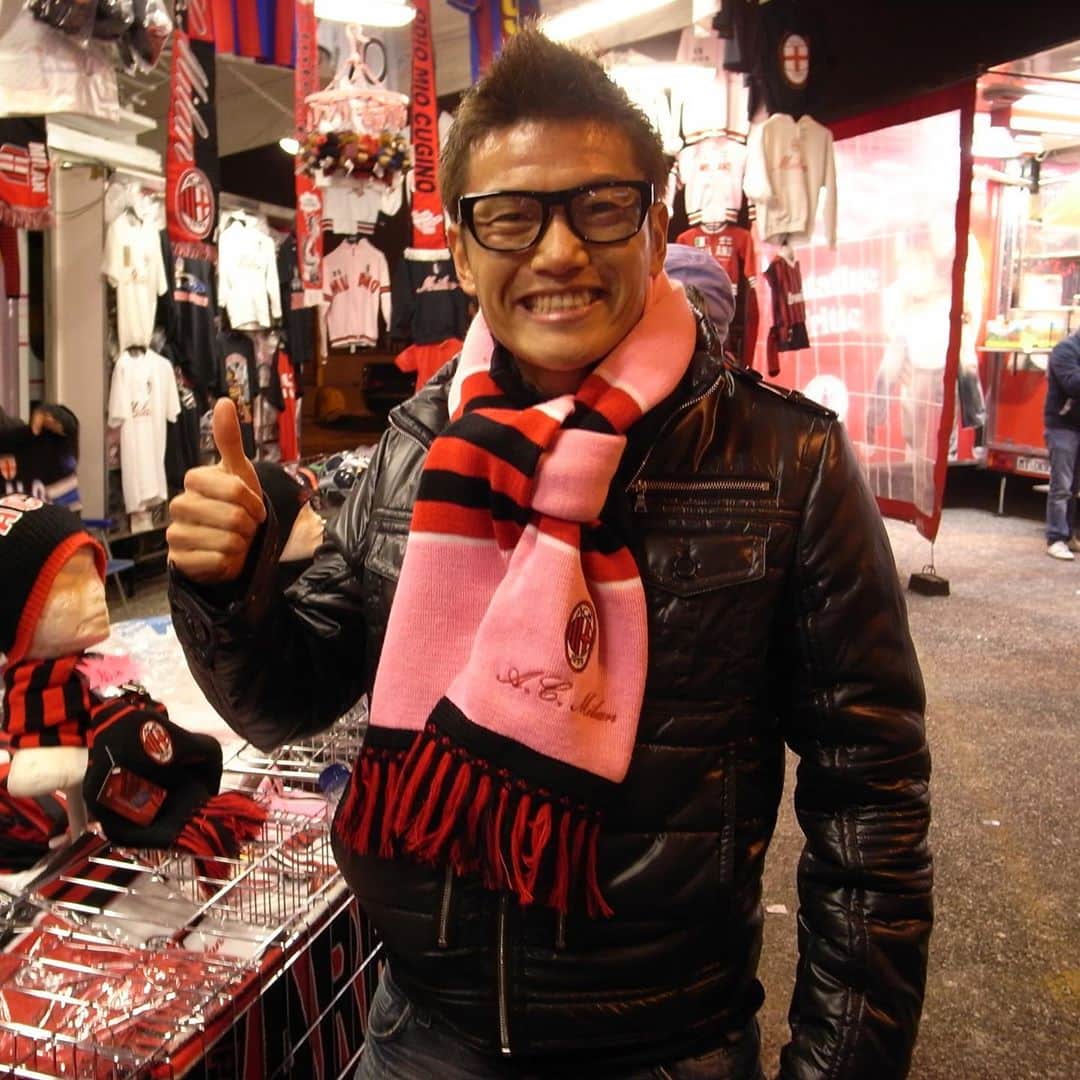 播戸竜二さんのインスタグラム写真 - (播戸竜二Instagram)「『なつかシリーズ⑦⑥』 ・ 2010年の始まり！ 天皇杯に優勝して、 イタリアへ🇮🇹 ・ 1年の疲れを癒し、 次のシーズンに向けて充電！ 唯一ゆっくりできる時間。 ・ 初めて行ったヴェネチアは、 水の都らしくサイコーやった！ ・ そしてサッカー！ インザーギがいたミランを応援⚽️ ・ ウイリー、森元さん。 もう長い付き合い。 ・ スペインのエスパニョールに🇪🇸 ・ これくらいからクラブ経営に興味が出てきて、ガンバのスタジアムのモデルになっているエスパニョールのスタジアムを視察。偉いさんにも話を聞く。 ・ 中村俊輔選手もいて、試合には出なかったけど、試合後1人で走ってるところを見て尊敬。こういう姿勢が素晴らしい！ ・ S級の研修で、上野優作さん、加藤望さん。現役だった狩野健太と、俊輔さんとゴハン！ ・ こういう出会いが海外のいいトコロ！ ・ 少しのオフを挟み、 さぁ、セレッソ大阪のシーズンです⚽️ ・ ・ #イタリア #最高の場所 #この頃から読書始めました #いろいろ勉強」10月11日 10時44分 - ryuji_bando
