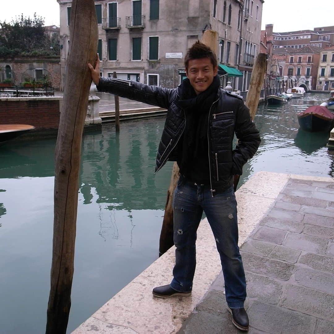 播戸竜二さんのインスタグラム写真 - (播戸竜二Instagram)「『なつかシリーズ⑦⑥』 ・ 2010年の始まり！ 天皇杯に優勝して、 イタリアへ🇮🇹 ・ 1年の疲れを癒し、 次のシーズンに向けて充電！ 唯一ゆっくりできる時間。 ・ 初めて行ったヴェネチアは、 水の都らしくサイコーやった！ ・ そしてサッカー！ インザーギがいたミランを応援⚽️ ・ ウイリー、森元さん。 もう長い付き合い。 ・ スペインのエスパニョールに🇪🇸 ・ これくらいからクラブ経営に興味が出てきて、ガンバのスタジアムのモデルになっているエスパニョールのスタジアムを視察。偉いさんにも話を聞く。 ・ 中村俊輔選手もいて、試合には出なかったけど、試合後1人で走ってるところを見て尊敬。こういう姿勢が素晴らしい！ ・ S級の研修で、上野優作さん、加藤望さん。現役だった狩野健太と、俊輔さんとゴハン！ ・ こういう出会いが海外のいいトコロ！ ・ 少しのオフを挟み、 さぁ、セレッソ大阪のシーズンです⚽️ ・ ・ #イタリア #最高の場所 #この頃から読書始めました #いろいろ勉強」10月11日 10時44分 - ryuji_bando