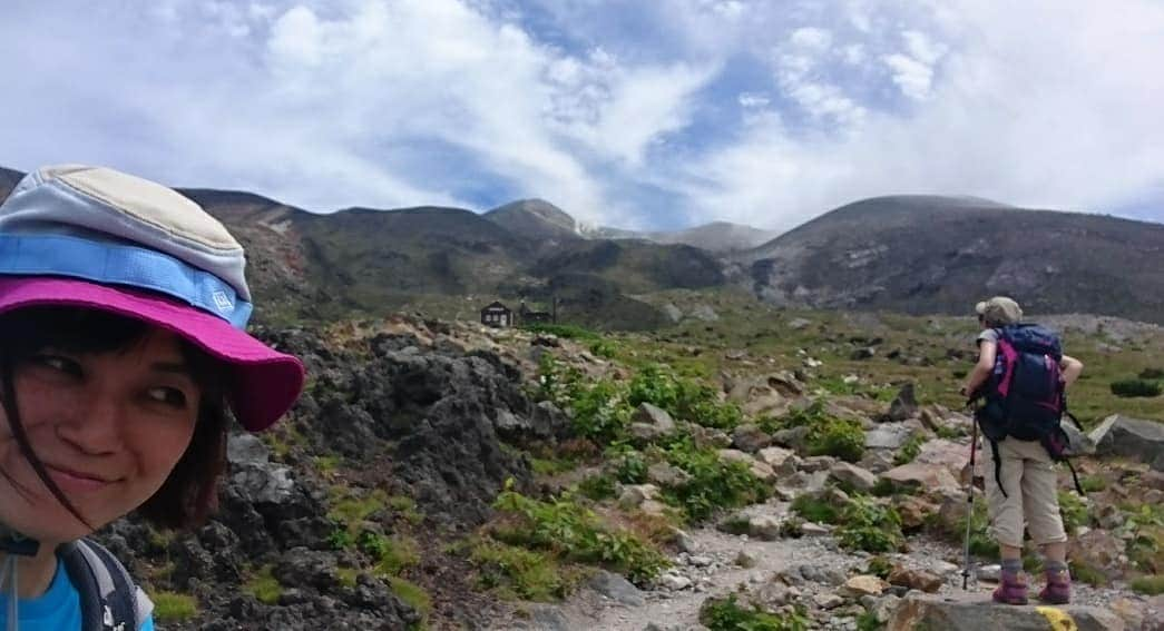 桜花さんのインスタグラム写真 - (桜花Instagram)「おはようございマウンテン🗻🌷  本日もナイスな１日にいたしましょ✨  以前十勝岳に行った時のウキウキフォトです🗻🍀さすがは火山、岩と石に囲まれた、広い広い月の世界みたいでした🌙 萌枝ちゃんと行きましたよ🗻🍀  #北海道  #十勝岳  #山登り #山  #山歩き」10月11日 10時51分 - mountainohka