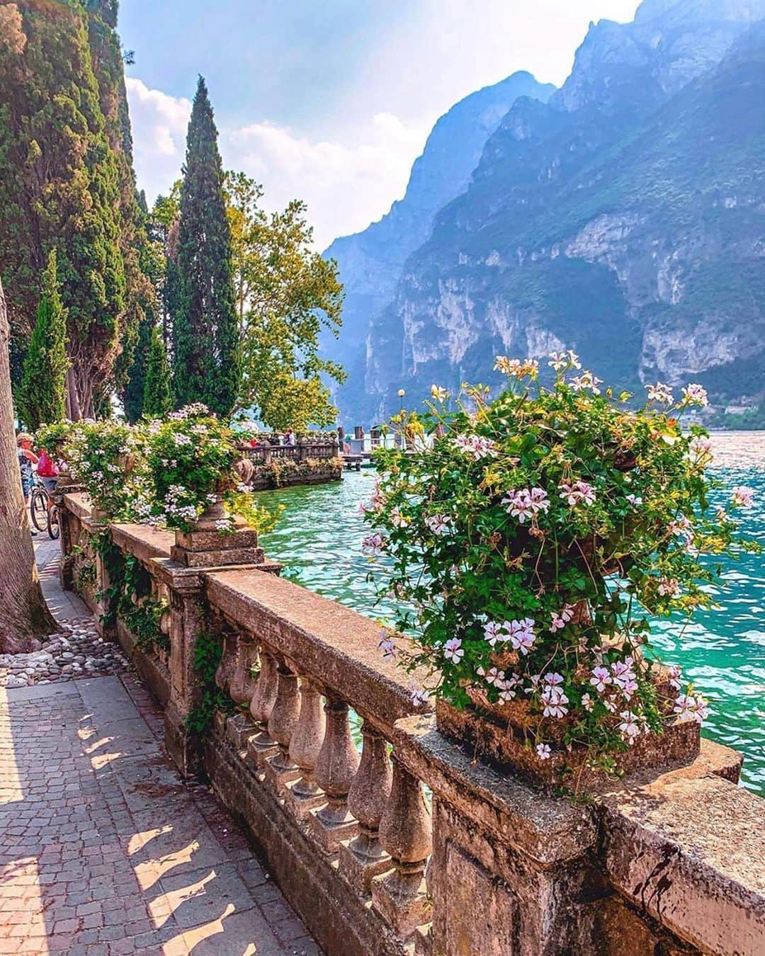 BEAUTIFUL DESTINATIONSさんのインスタグラム写真 - (BEAUTIFUL DESTINATIONSInstagram)「Beautiful nooks and corners while strolling around Lake Garda 💐 From 1 to 7, which photo is your favorite? 😍  1. Riva del Garda 2. Sirmione 3. Limone sul Garda 4. Limone sul Garda 5. Tremosine 6. Limone sul Garda 7. Desenzano del Garda  📸 @takemyhearteverywhere 📍 Lake Garda, Italy」10月11日 11時03分 - beautifuldestinations