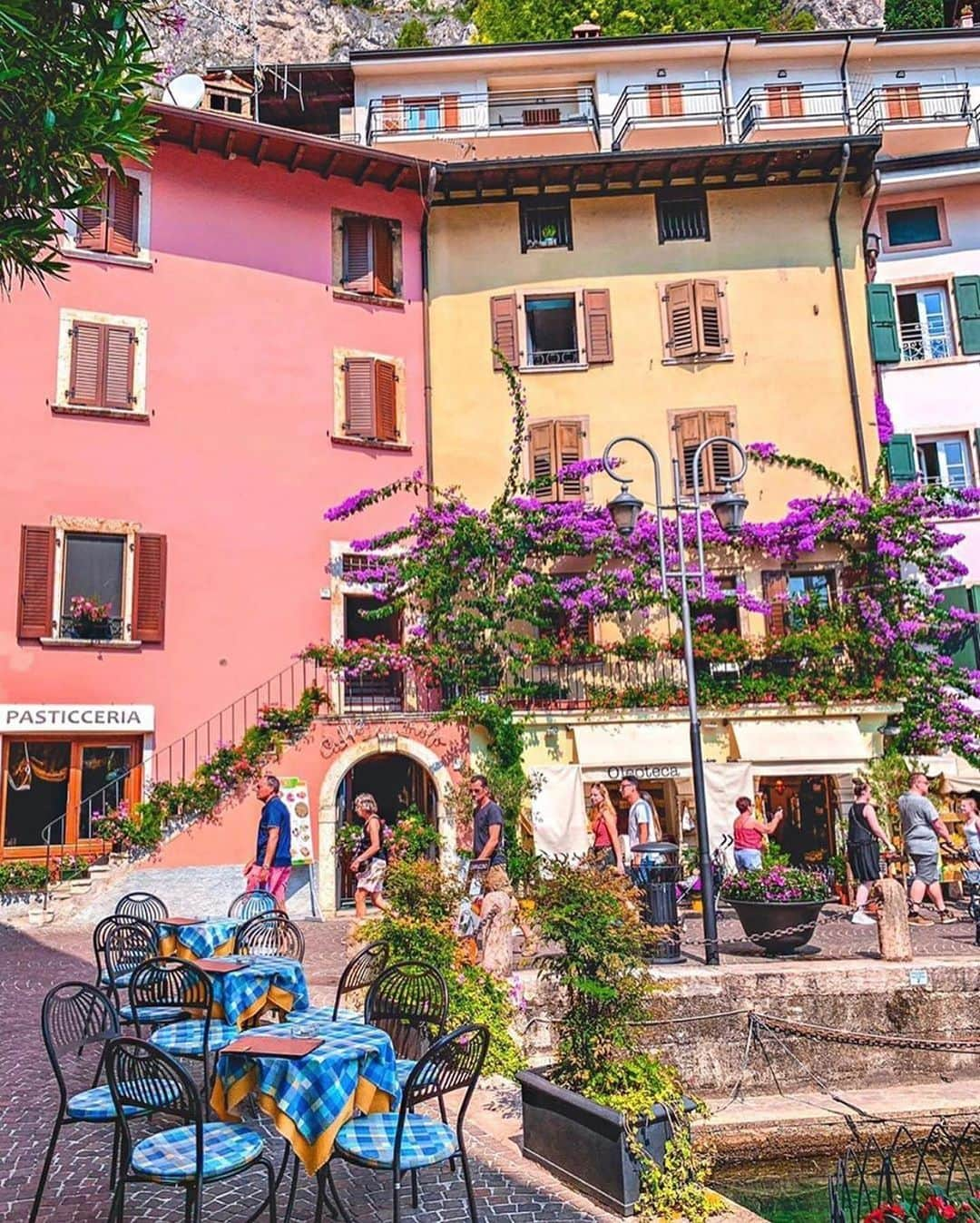 BEAUTIFUL DESTINATIONSさんのインスタグラム写真 - (BEAUTIFUL DESTINATIONSInstagram)「Beautiful nooks and corners while strolling around Lake Garda 💐 From 1 to 7, which photo is your favorite? 😍  1. Riva del Garda 2. Sirmione 3. Limone sul Garda 4. Limone sul Garda 5. Tremosine 6. Limone sul Garda 7. Desenzano del Garda  📸 @takemyhearteverywhere 📍 Lake Garda, Italy」10月11日 11時03分 - beautifuldestinations